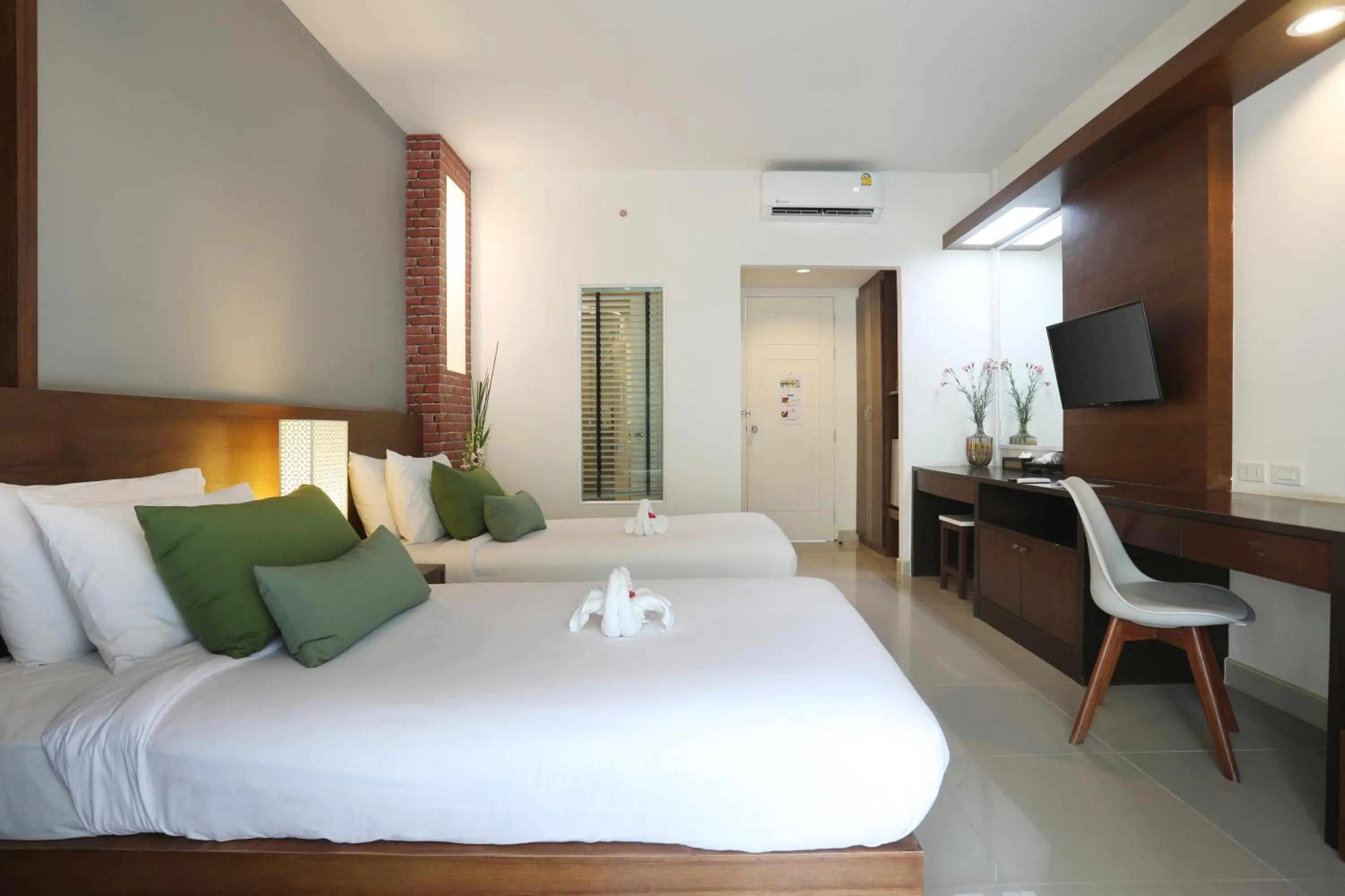 Bed in Tuana Hotels Brook Pool Access