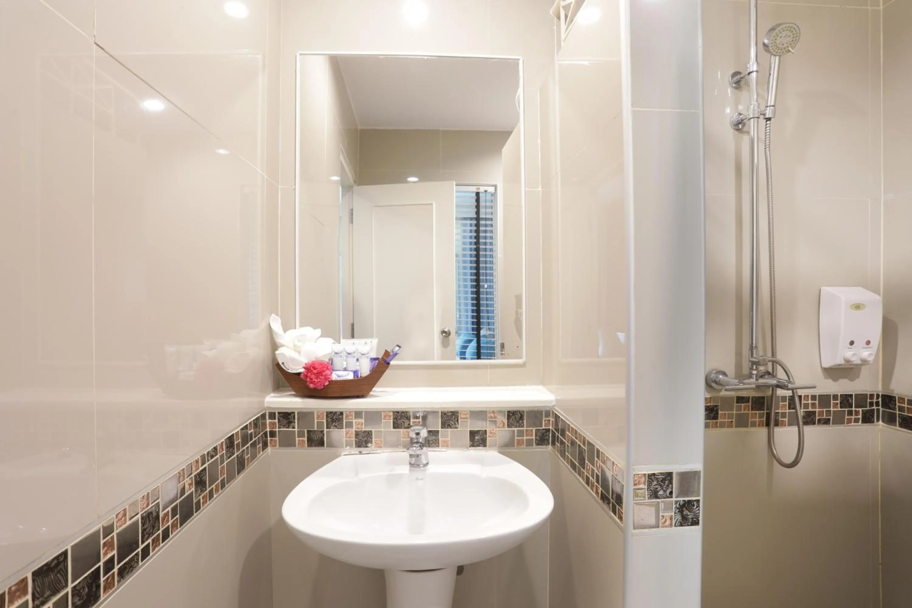 Tuana Hotels Brook Pool Access