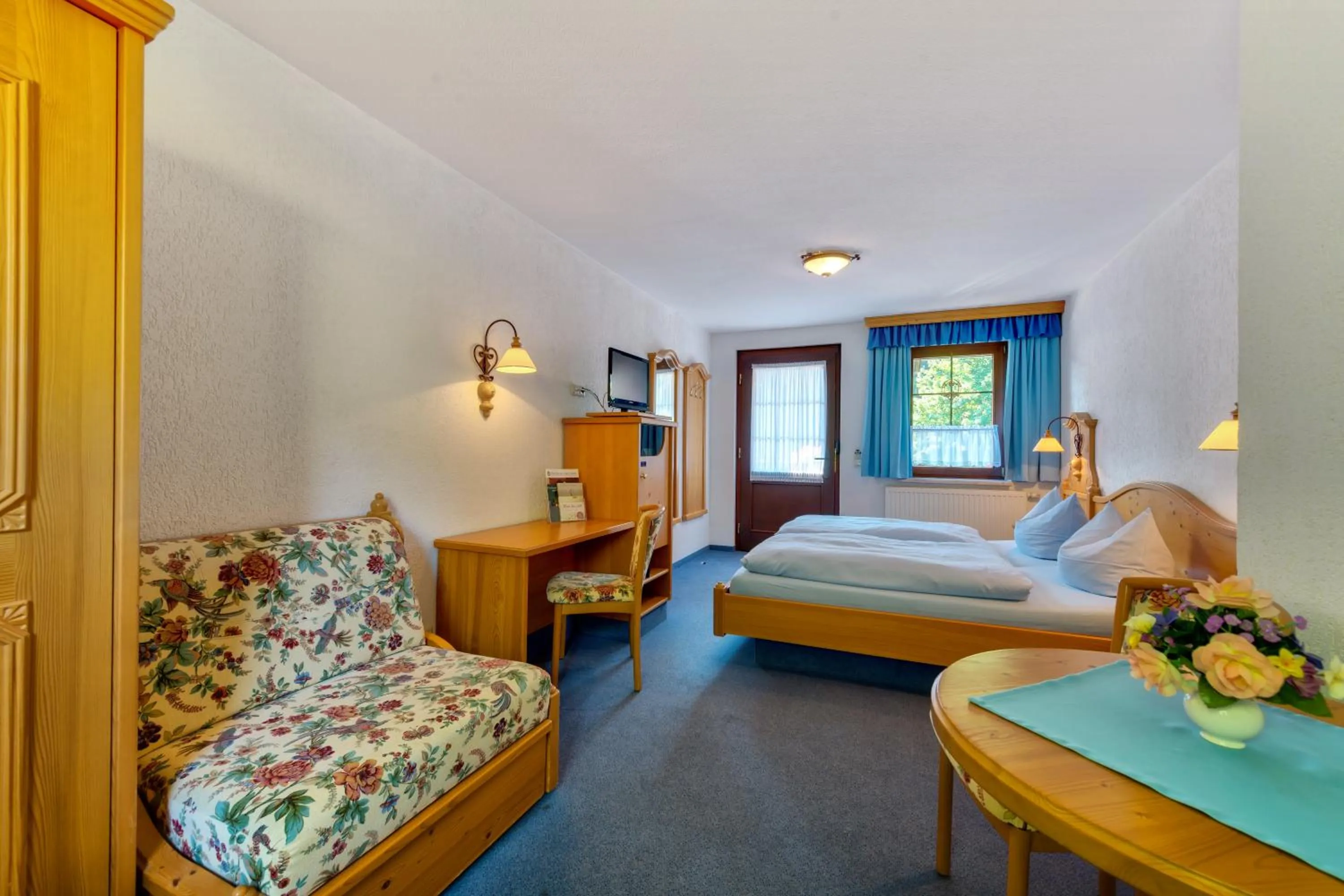 Photo of the whole room, Bed in Hotel Seiffener Hof***