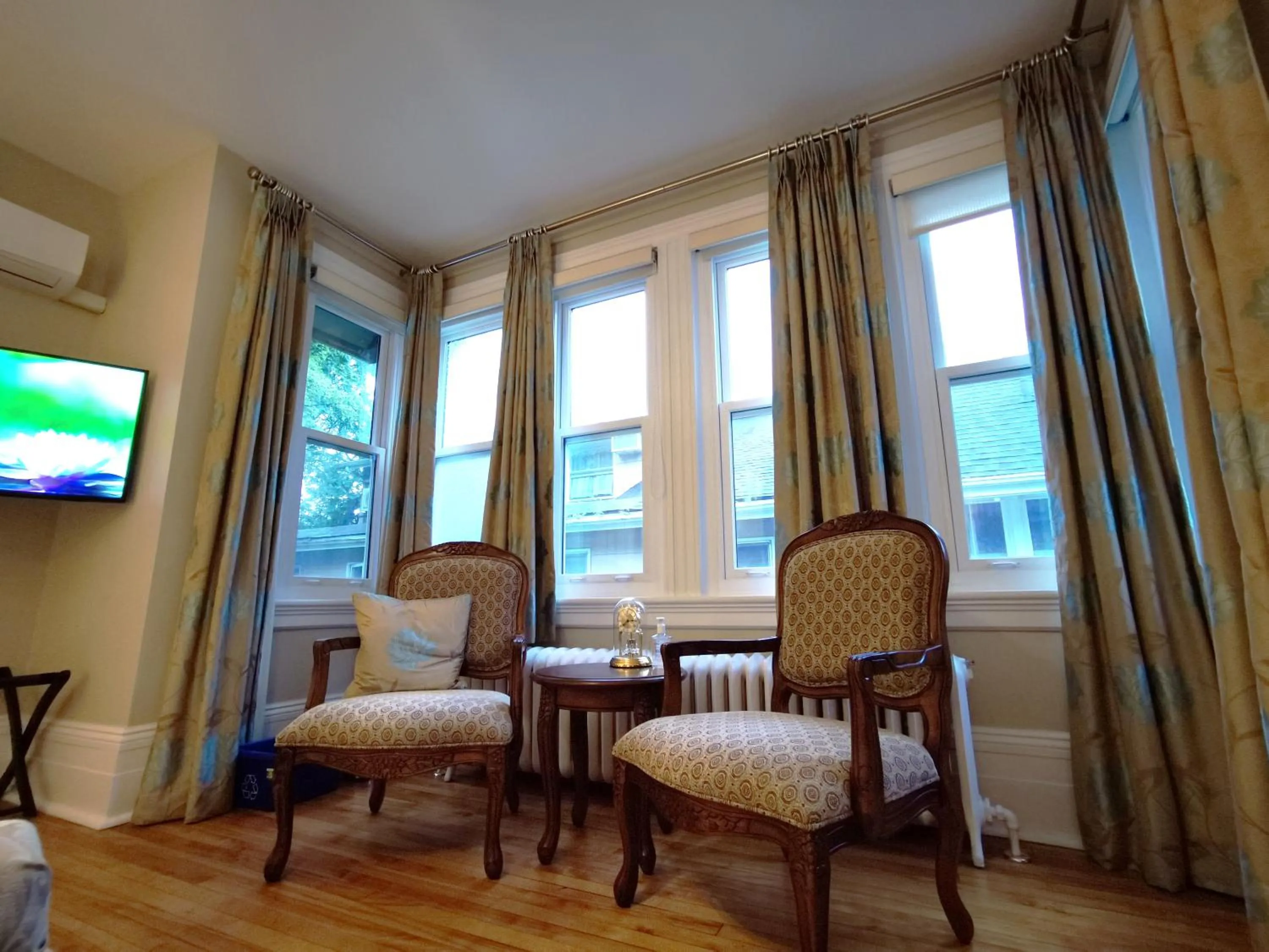 Bedroom in No 1 Grafton Inn