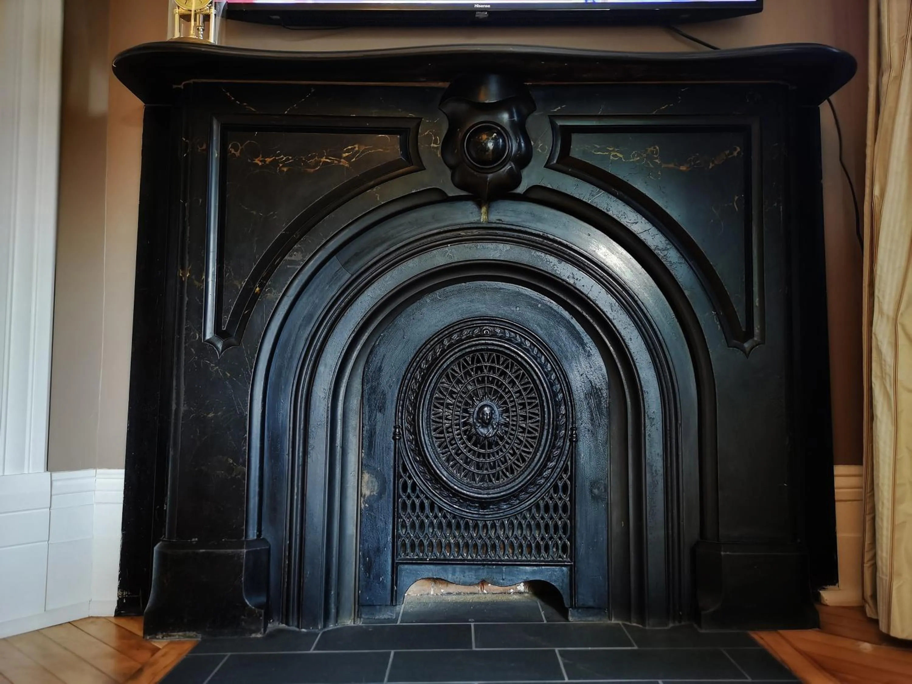 Decorative detail in No 1 Grafton Inn