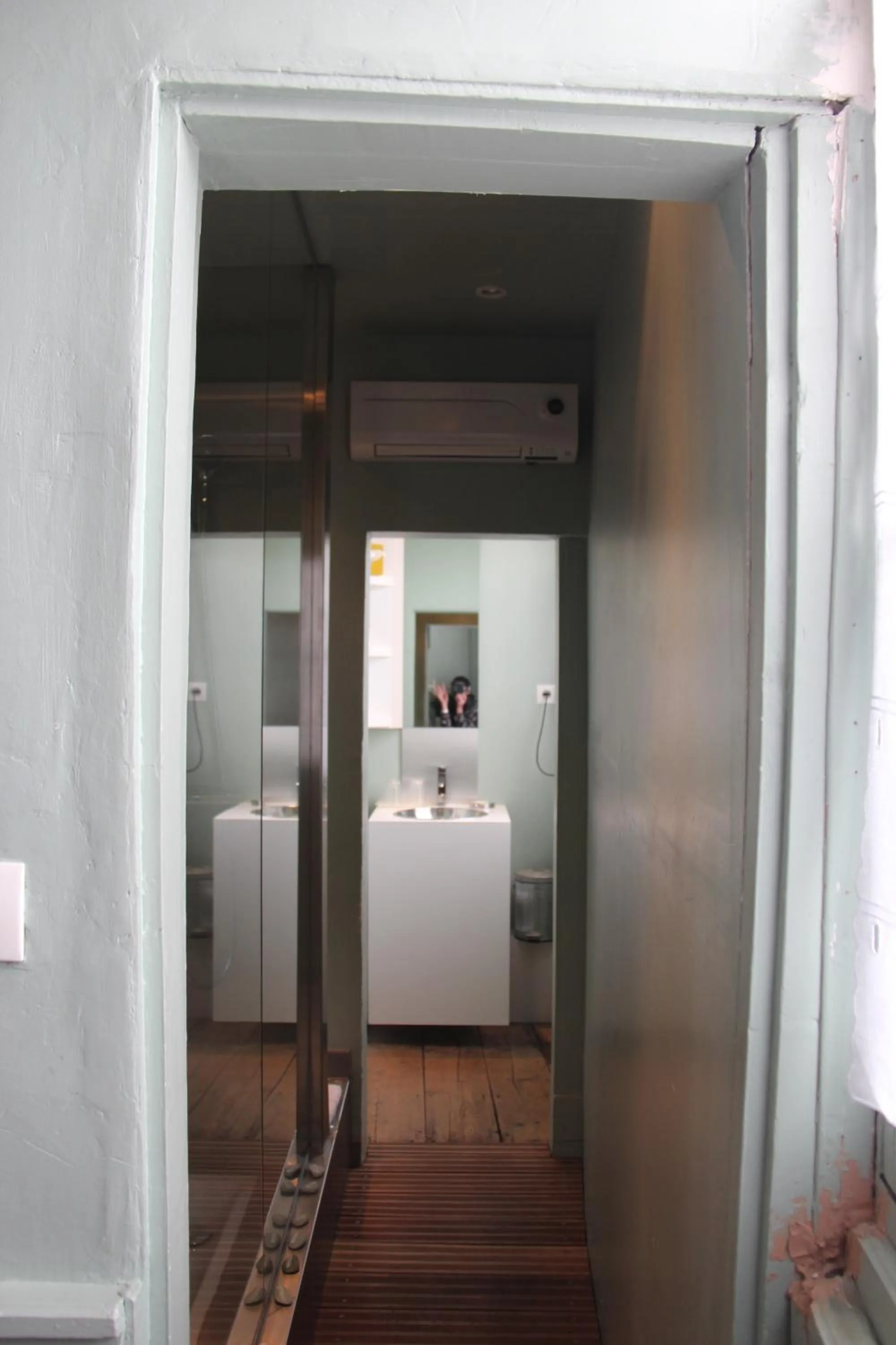 Shower in Les Capucines