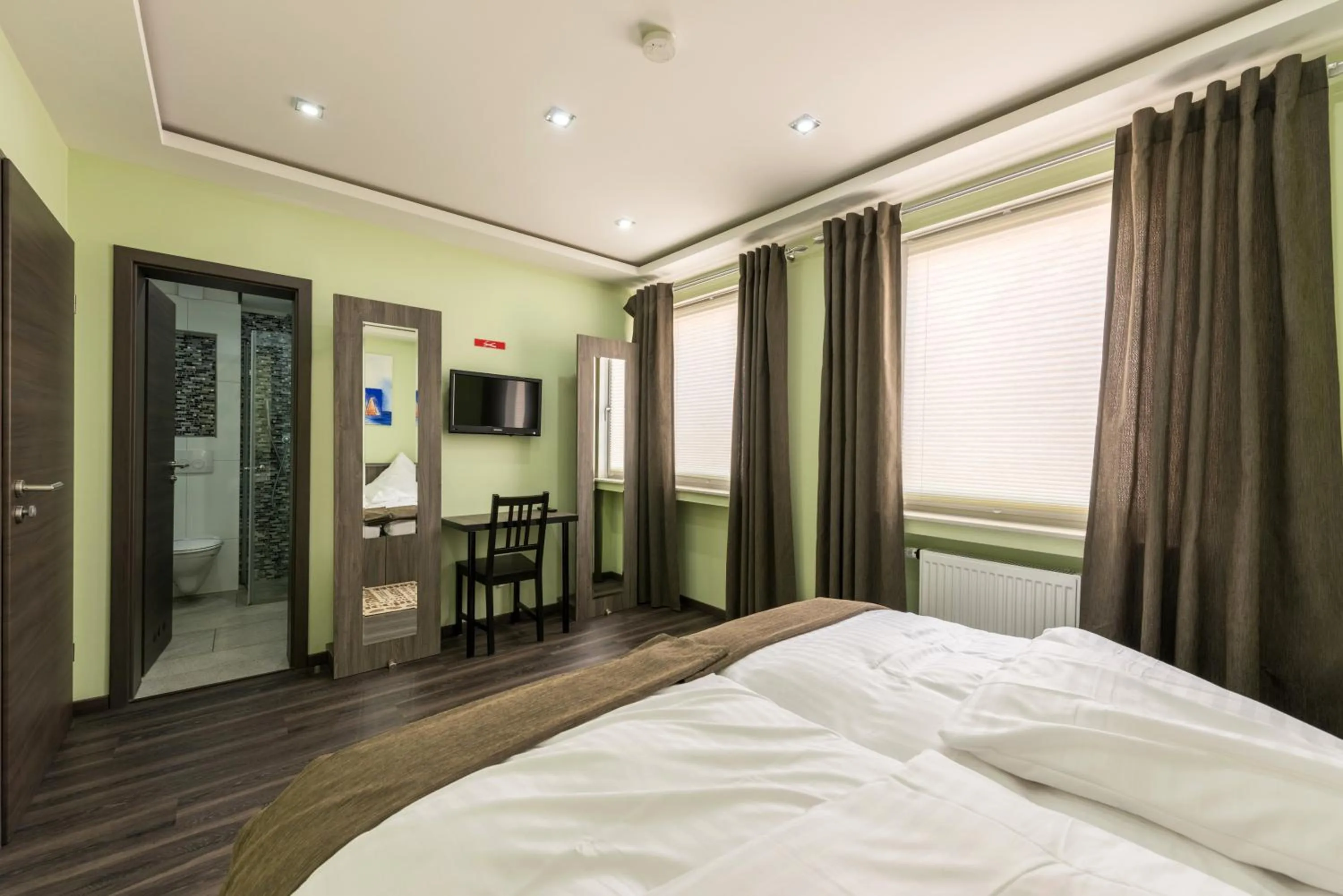 Toilet, Bed in Bürgerhofhotel