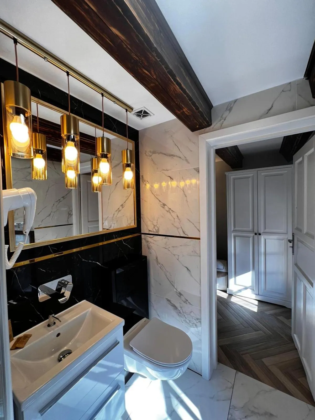 Bathroom in Dawna Synagoga Beitenu