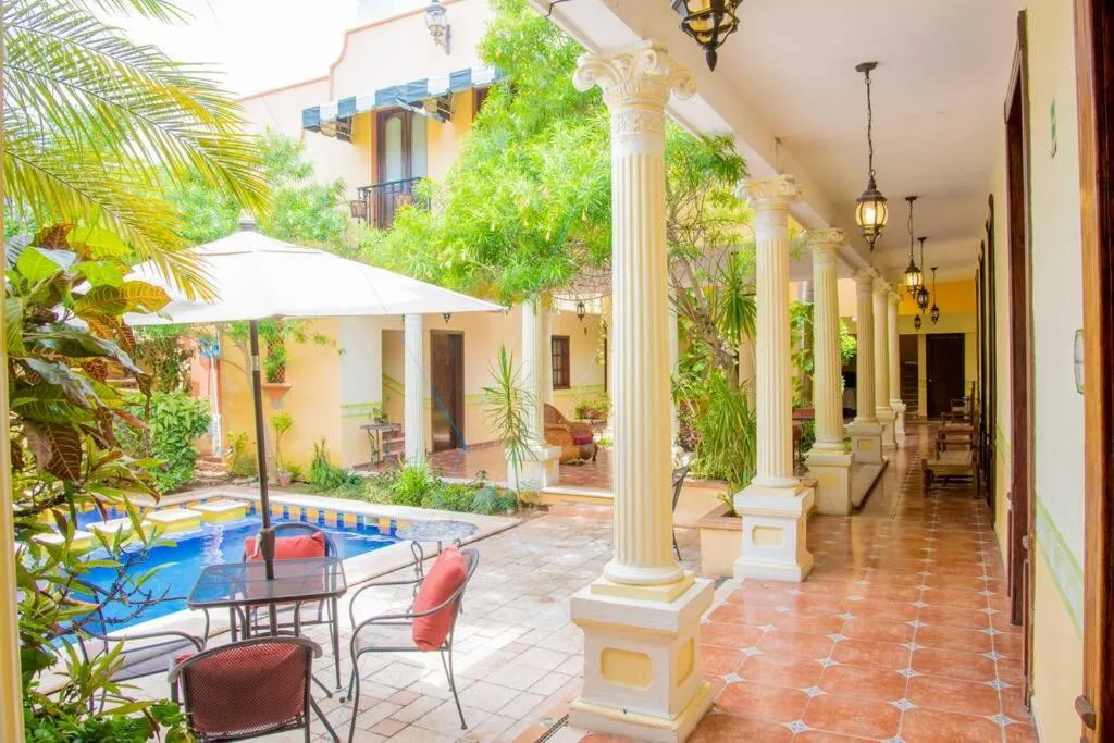 Swimming Pool in Casa de las Columnas una experiencia de otra época