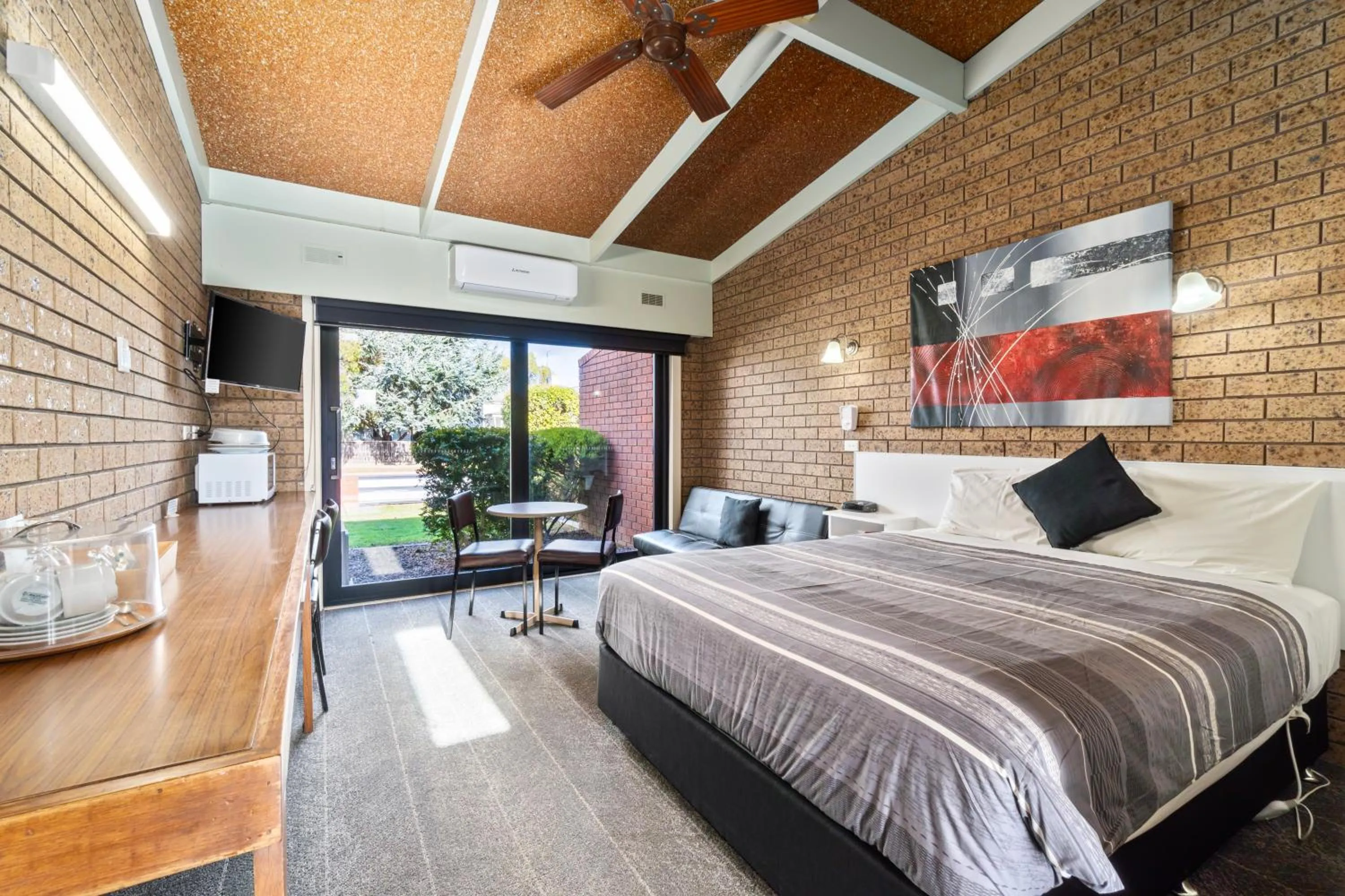 Living room, Bed in Baronga Motor Inn