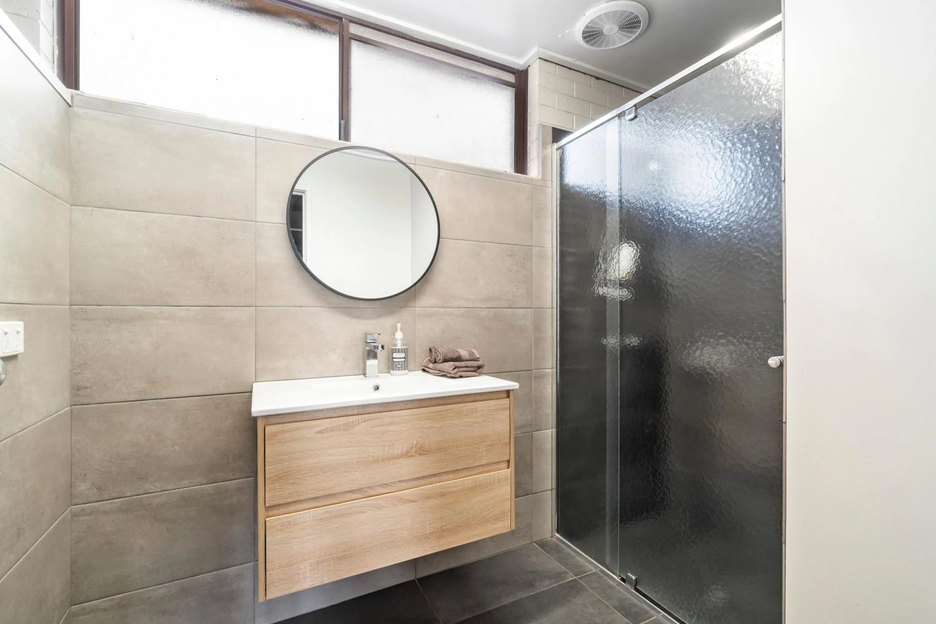 Bathroom in Baronga Motor Inn