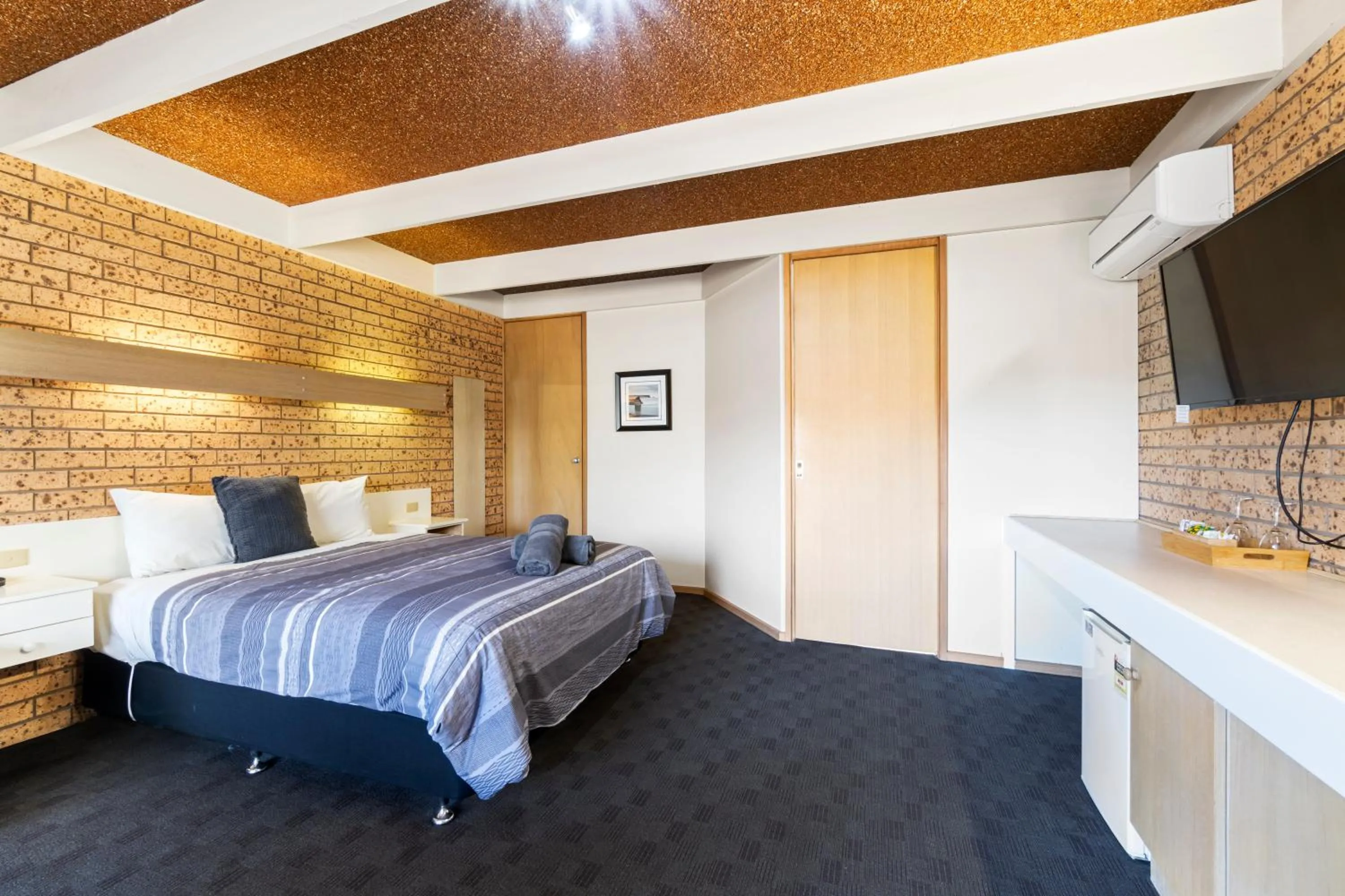 Photo of the whole room, Bed in Baronga Motor Inn