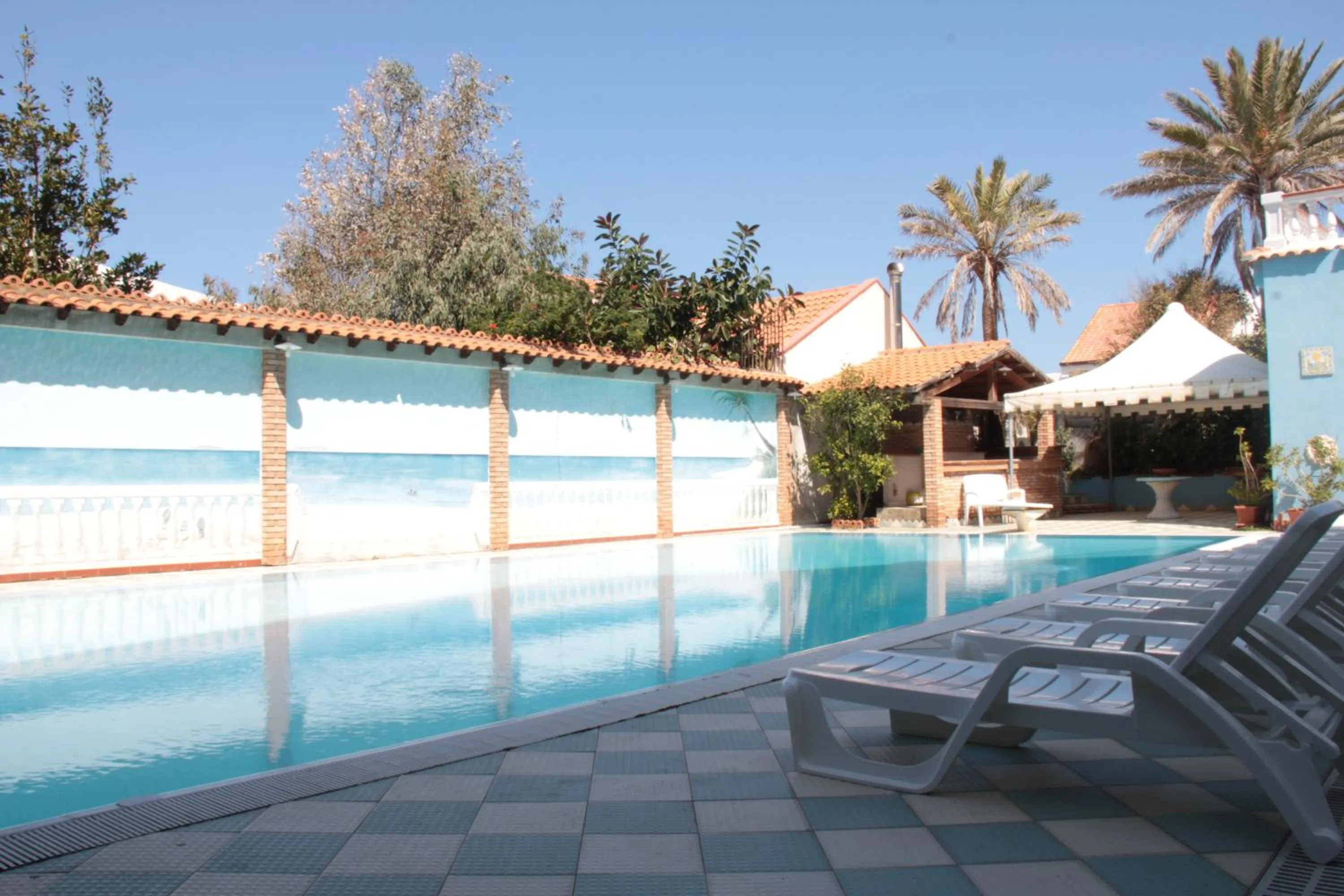 Area and facilities, Swimming Pool in Three-room apartment a stones throw from the sea