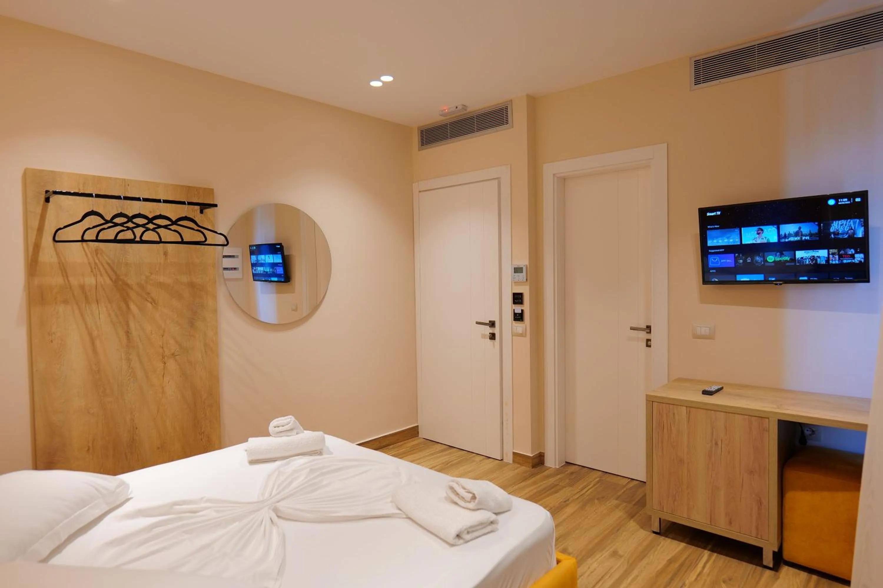 Photo of the whole room, Bed in Hotel Alexander