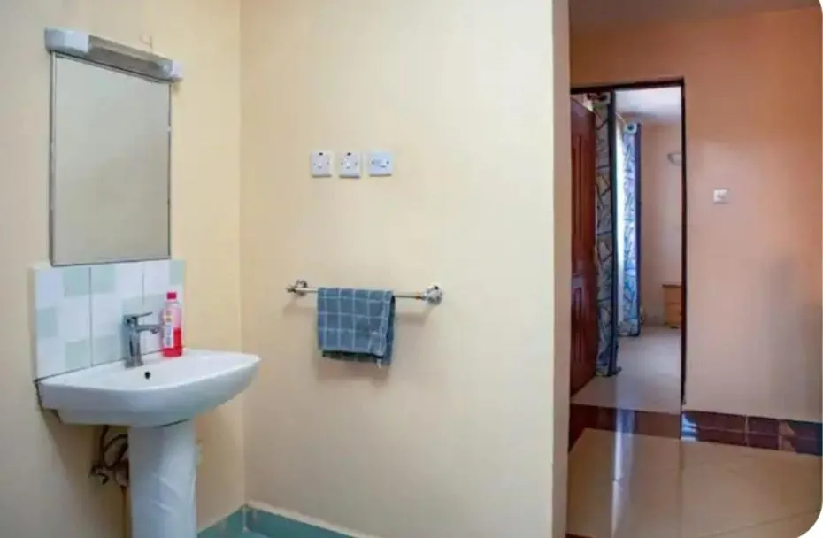 Shower in Lux Suites Makao Rossyln Apartments