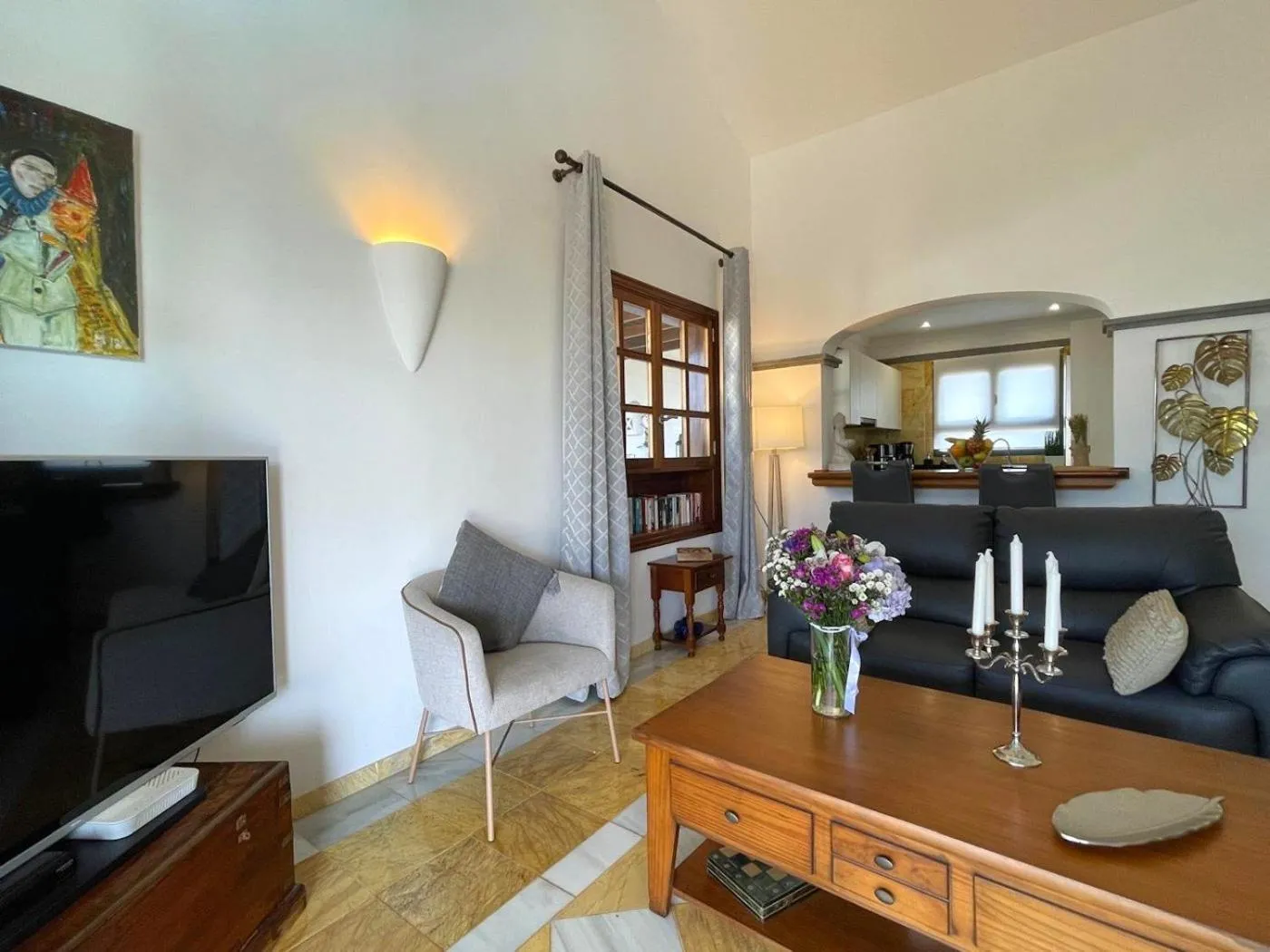 TV and multimedia in Villa Casa Karoline with a sunny terrace, heated pool, comfort and privacy in a quiet neighborhood