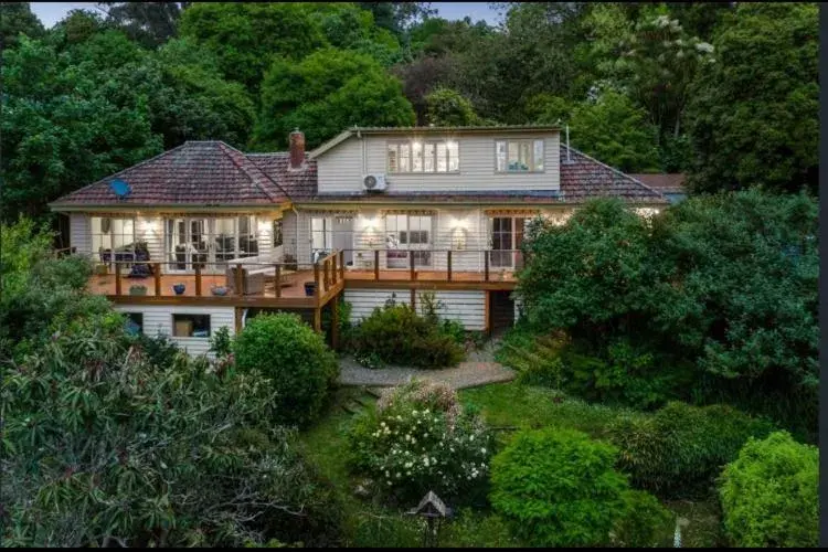 Secluded Villa with Lush Gardens, Spa and Fireplace Secluded Villa with Lush Gardens, Spa and Fireplace
