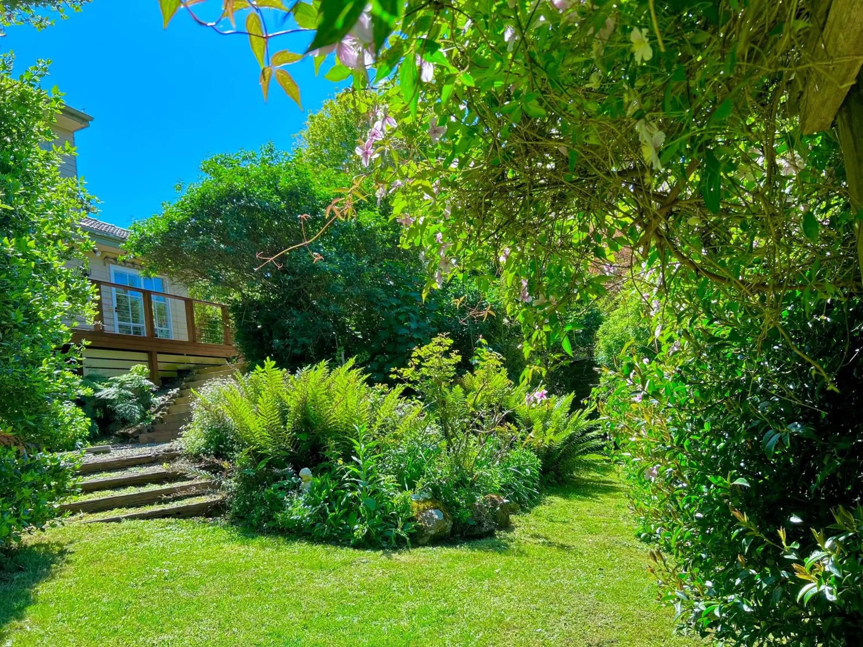 Garden in Secluded Villa with Lush Gardens, Spa and Fireplace