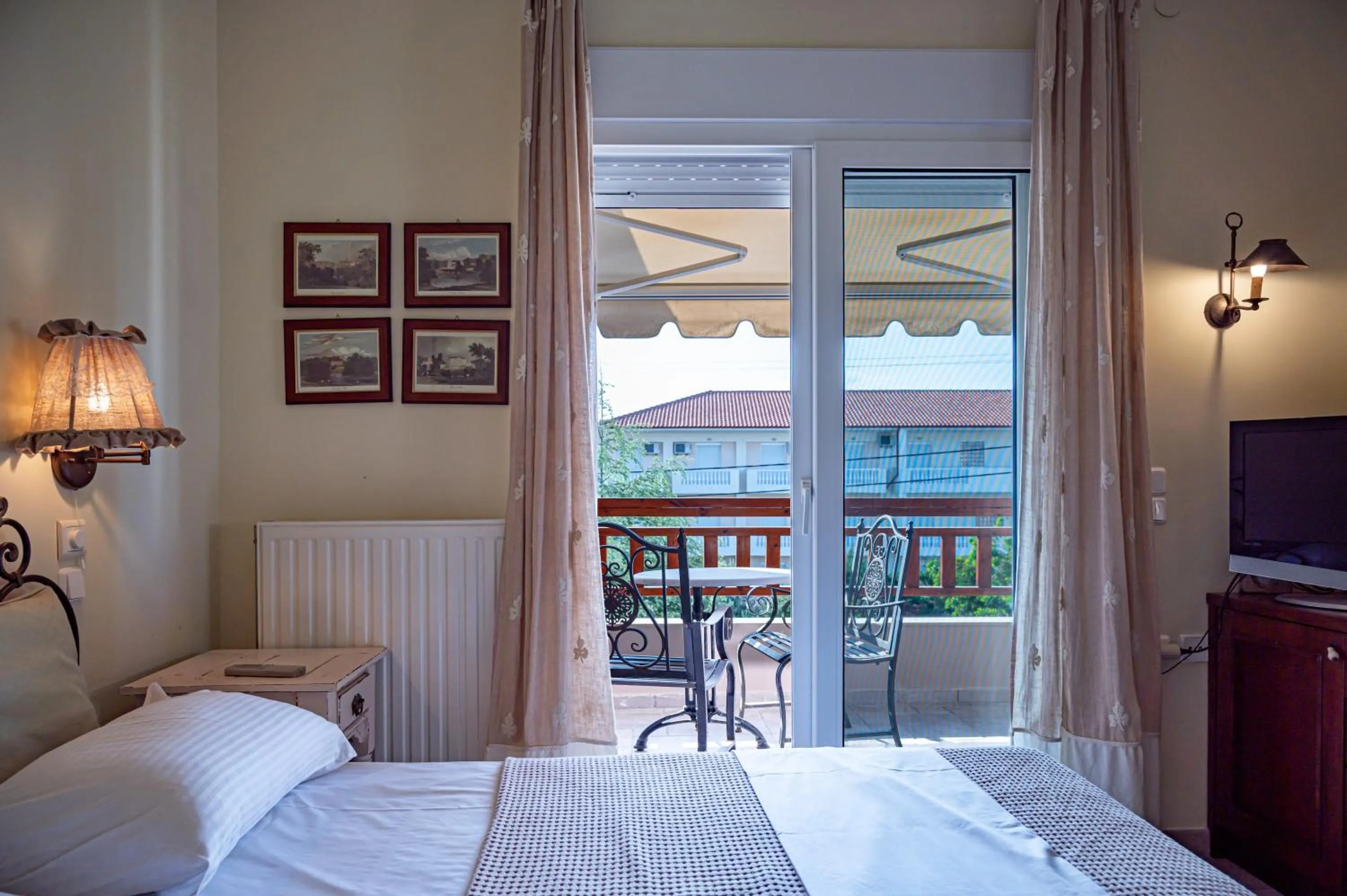 Bedroom, Bed in Emily's Luxury Suites