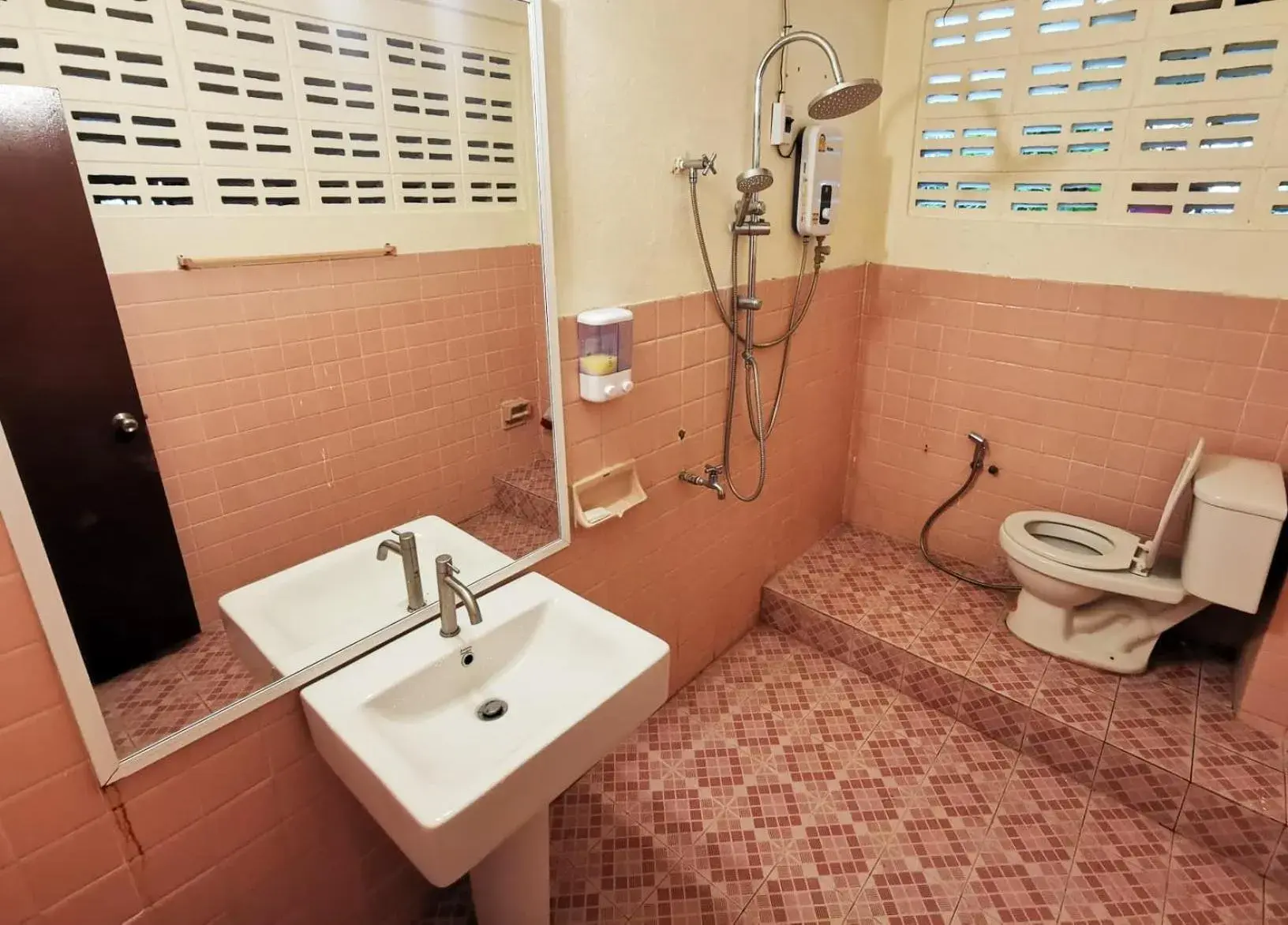 6-Bed Male Dormitory Room - single occupancy in ATOM Poshtel 6-Bed Male Dormitory Room - single occupancy in ATOM Poshtel