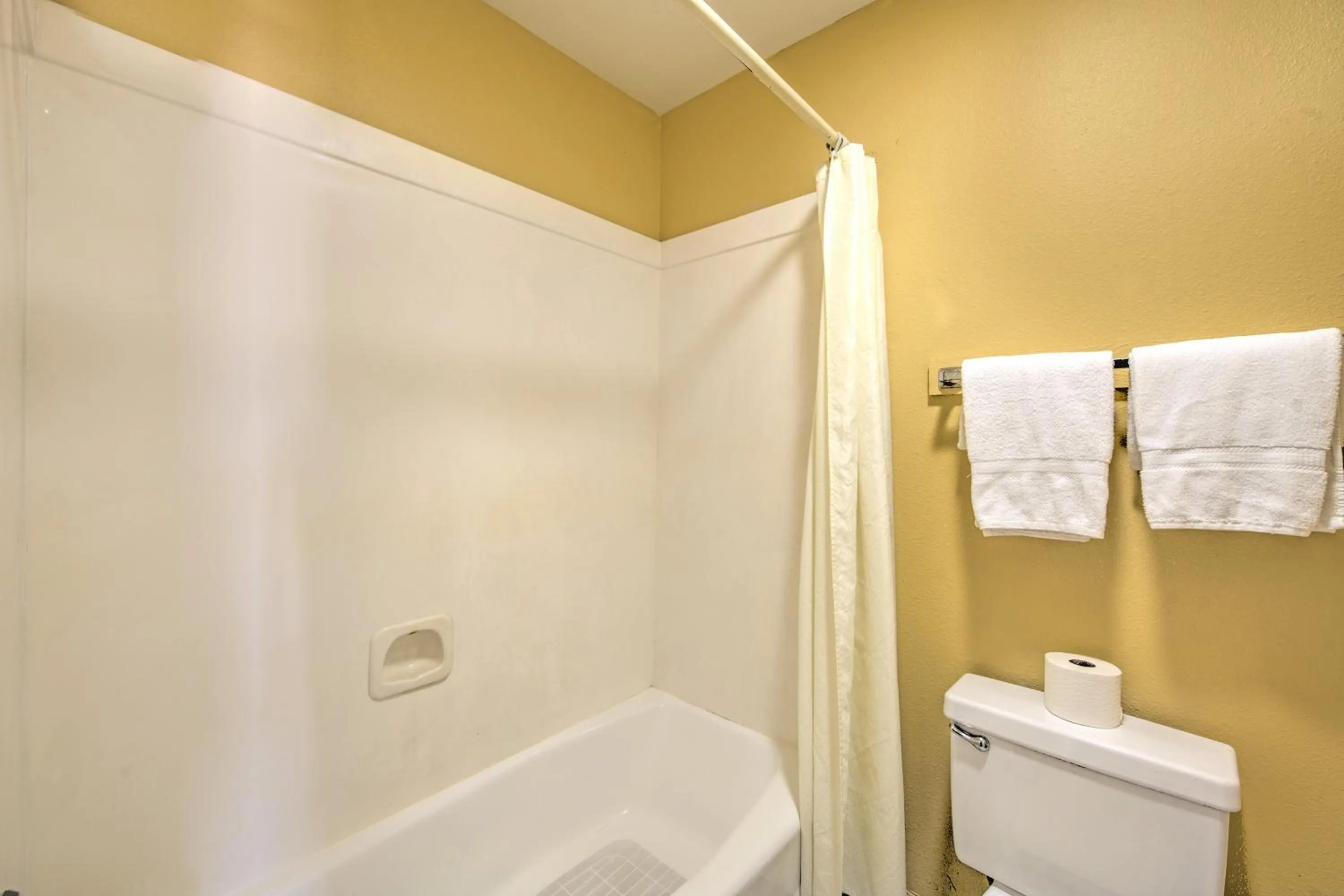 Bathroom in Heights Inn by Townhouse Harker Heights Killeen