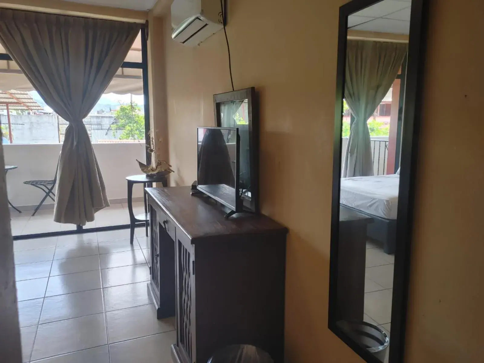 TV and multimedia, Bed in Hotel Tradicional Savaro SA de CV TV and multimedia, Bed in Hotel Tradicional Savaro SA de CV