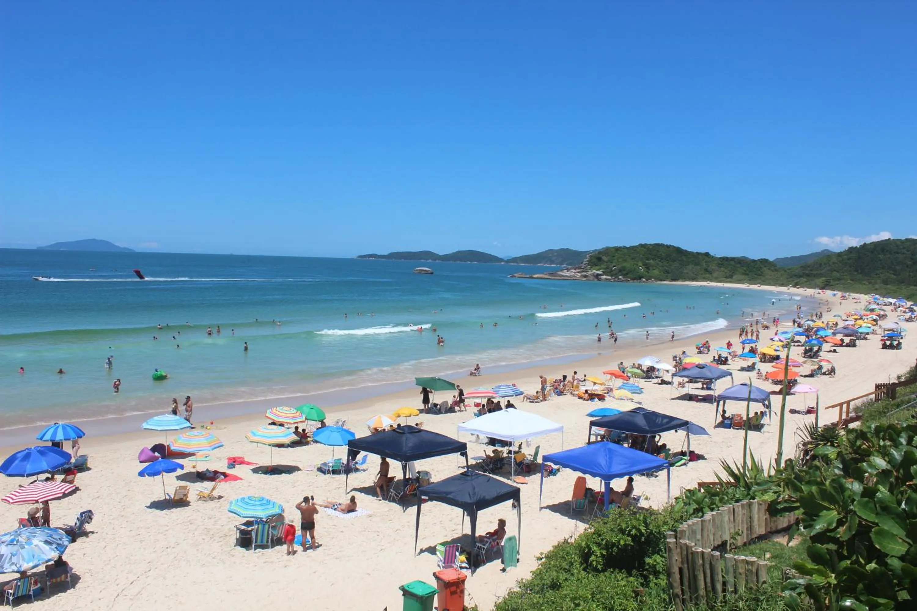 People in Hotel Bela Onda