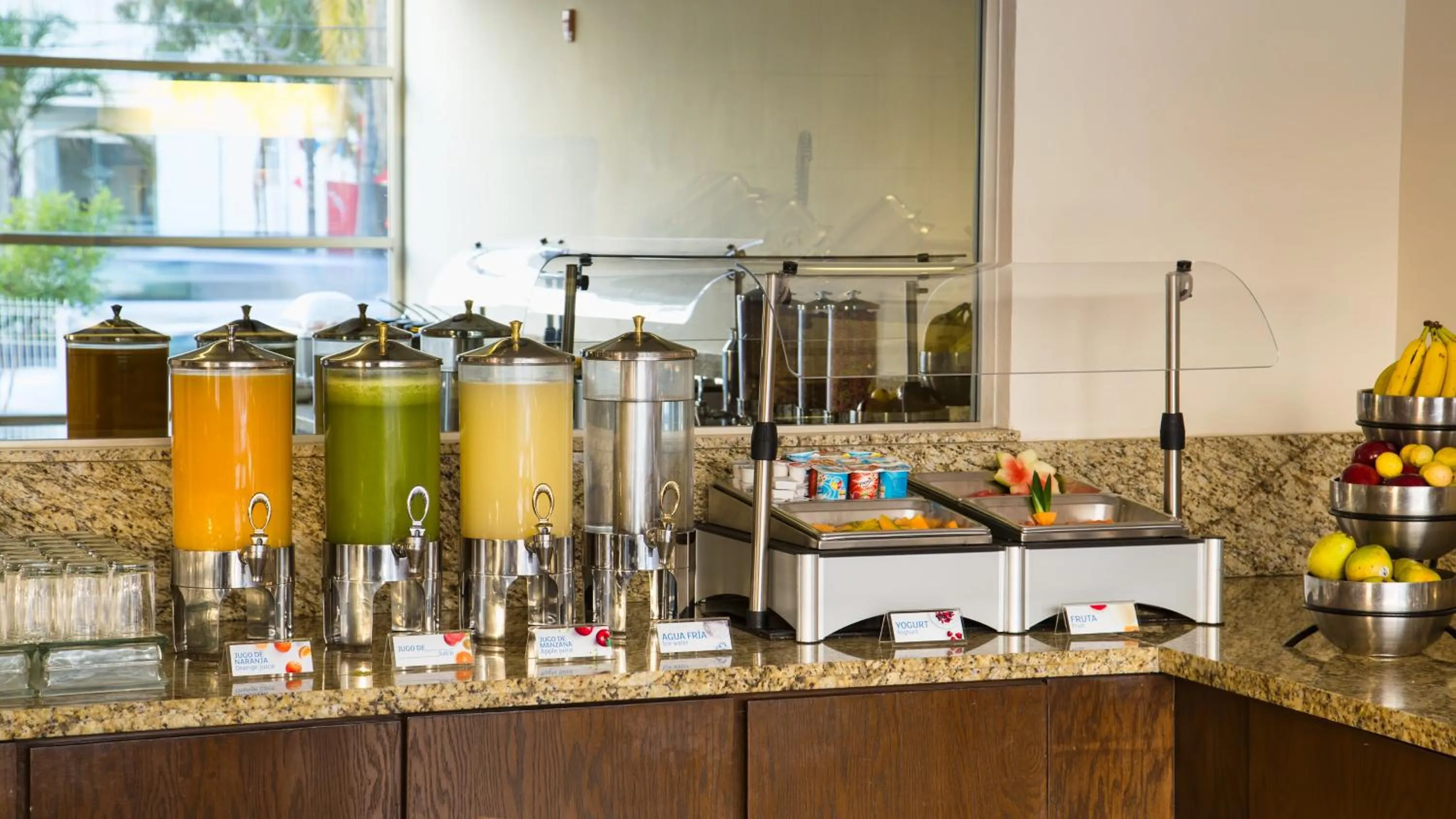 Restaurant/places to eat in Holiday Inn Guadalajara Patria-Universidad by IHG