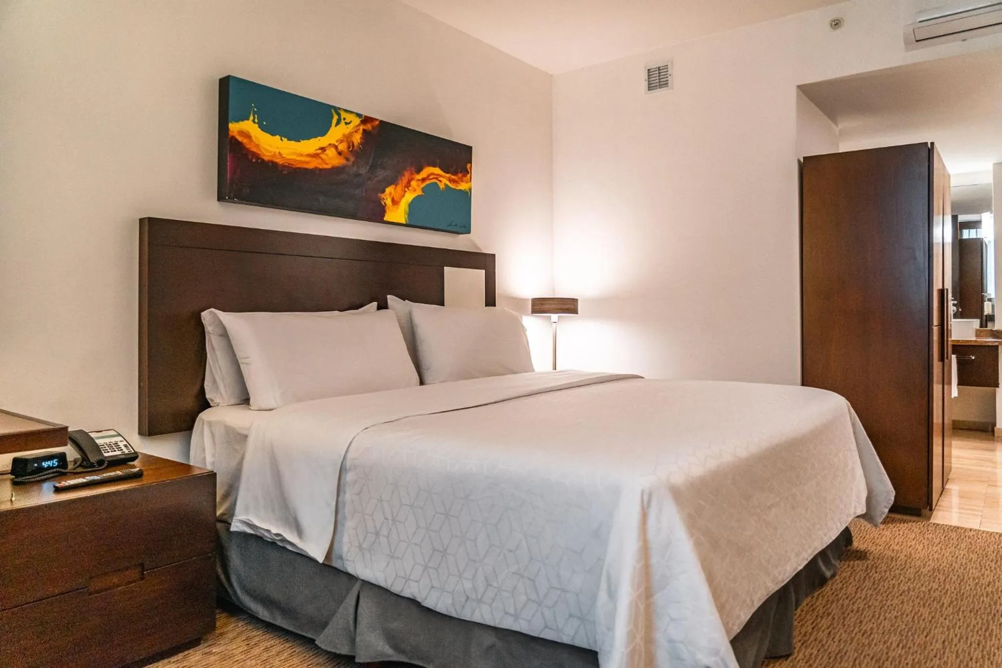 Photo of the whole room, Bed in Holiday Inn Guadalajara Patria-Universidad by IHG