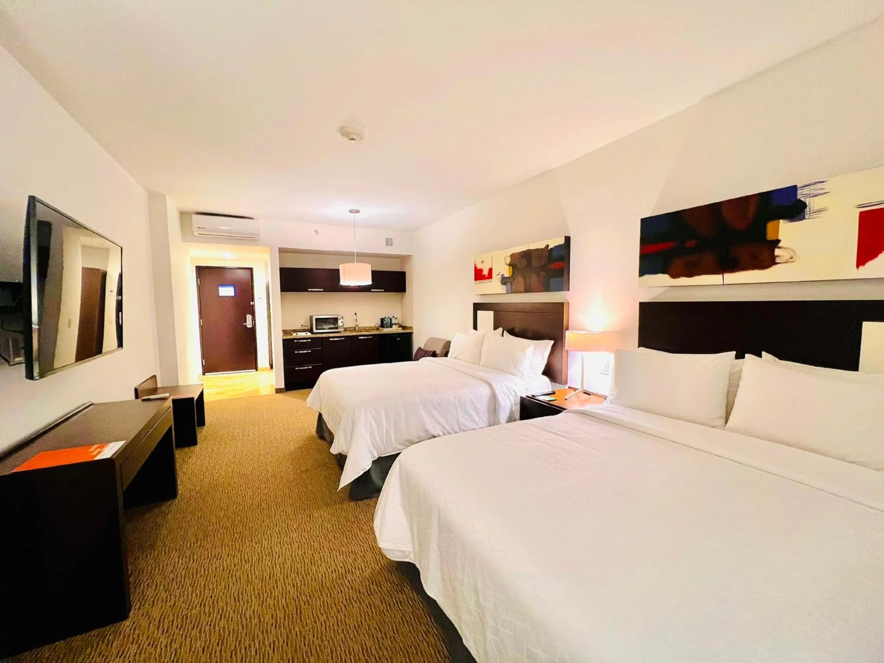 Photo of the whole room, Bed in Holiday Inn Guadalajara Patria-Universidad by IHG