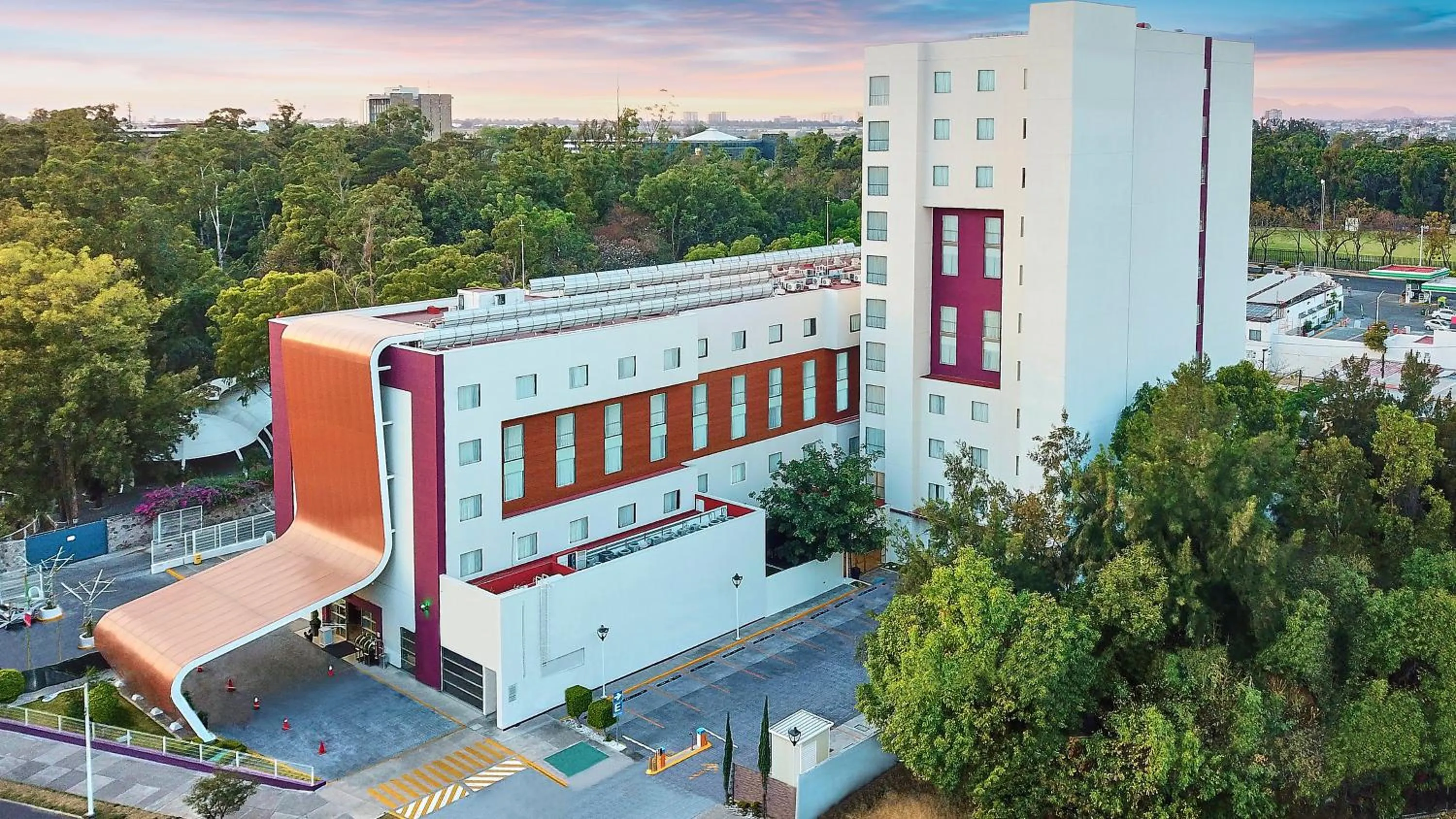 Property building in Holiday Inn Guadalajara Patria-Universidad by IHG