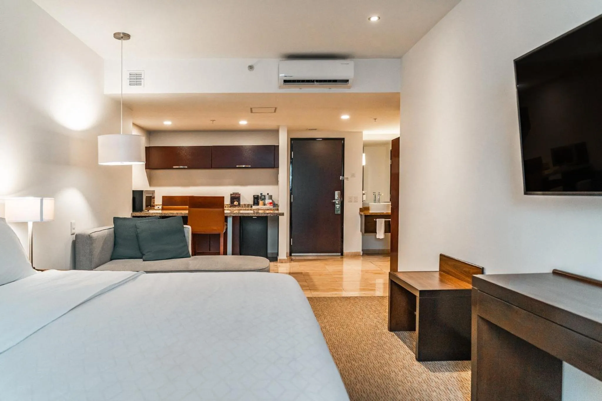 Photo of the whole room, Bed in Holiday Inn Guadalajara Patria-Universidad by IHG