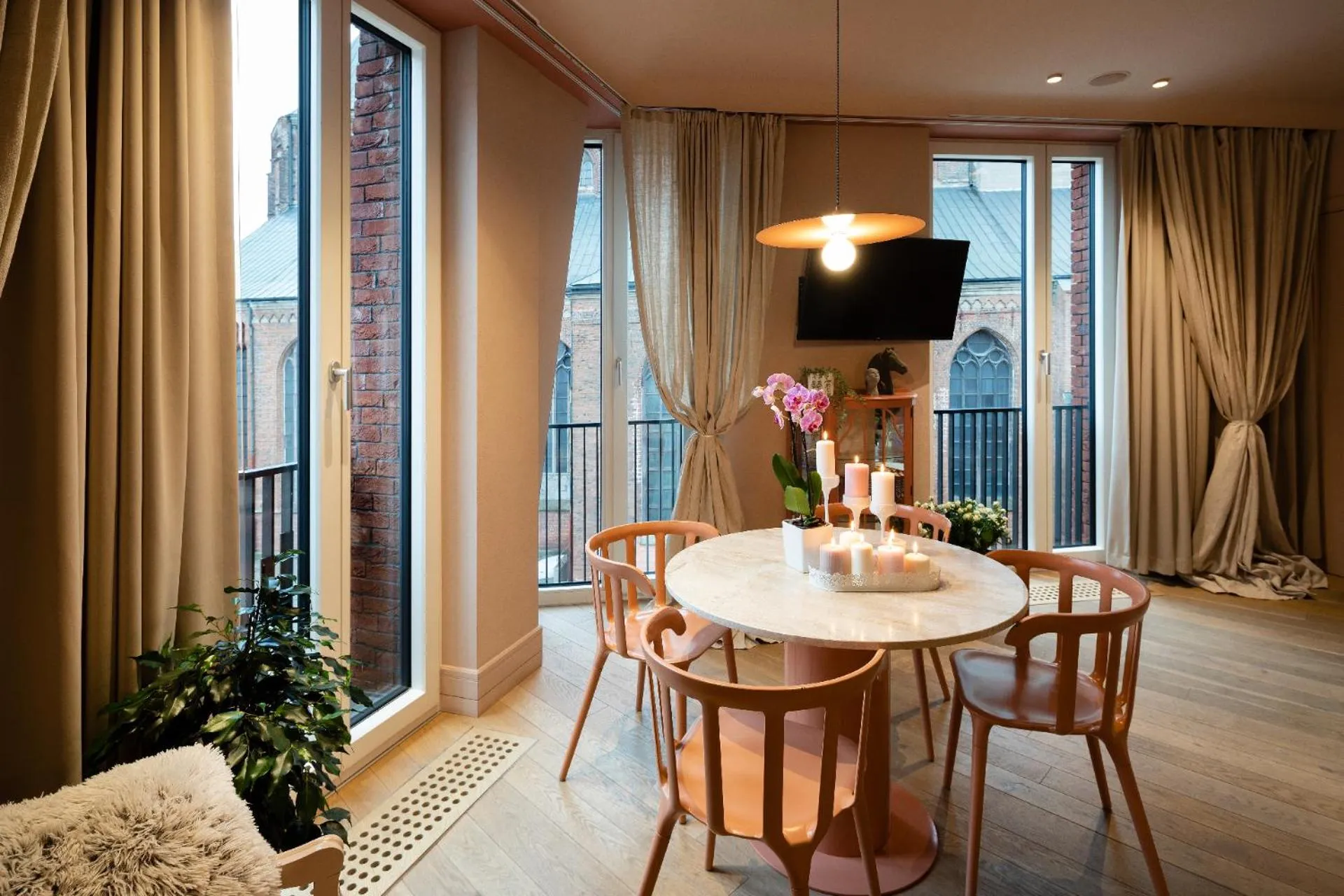 Dining area in Redstone Apartments