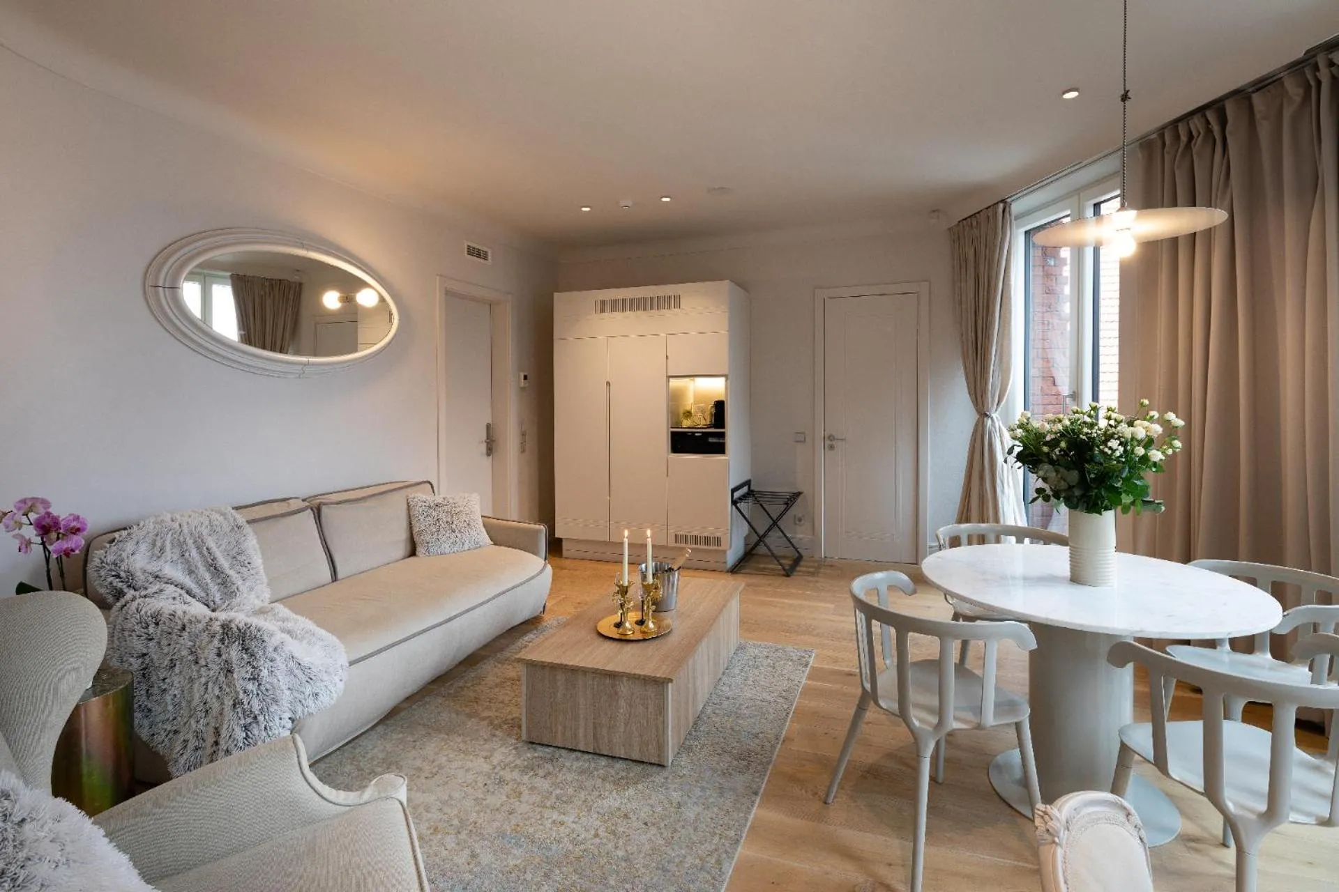 Photo of the whole room in Redstone Apartments