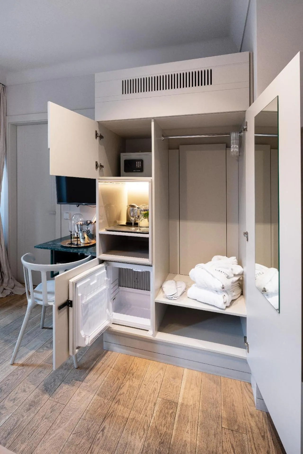 TV and multimedia, Bed in Redstone Apartments