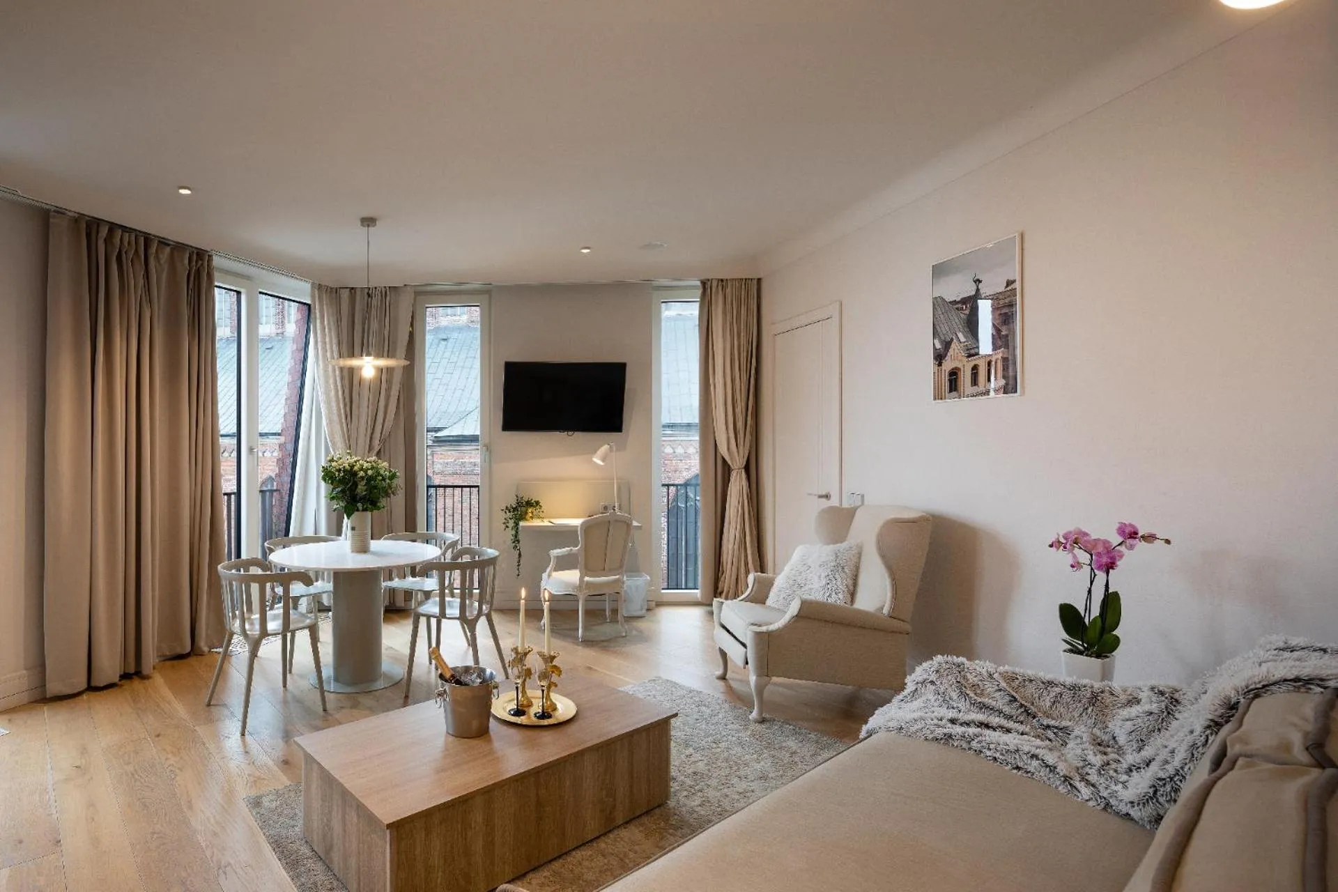 TV and multimedia in Redstone Apartments