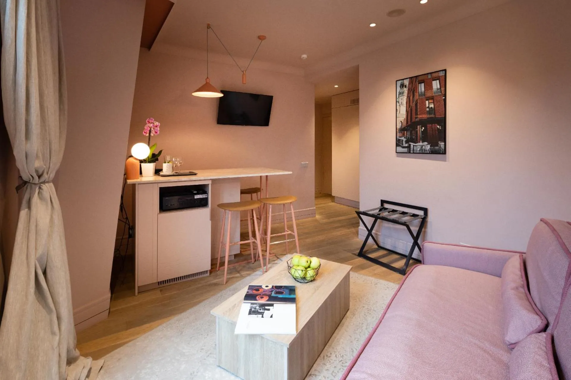 TV and multimedia in Redstone Apartments