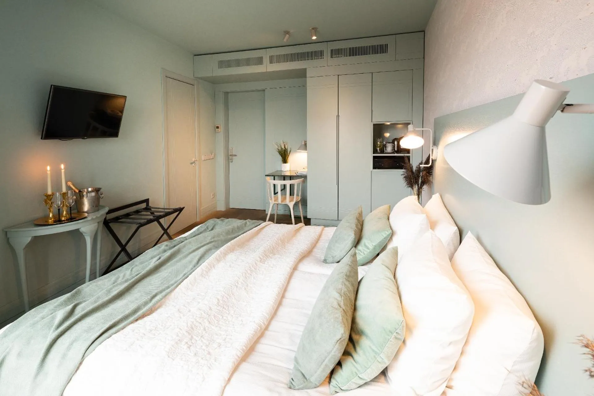 TV and multimedia, Bed in Redstone Apartments