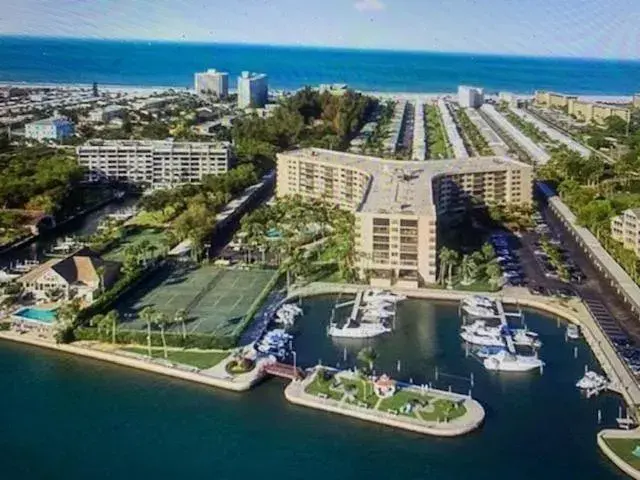Harbor Towers Yacht and Racquet Club on Siesta Key Harbor Towers Yacht and Racquet Club on Siesta Key