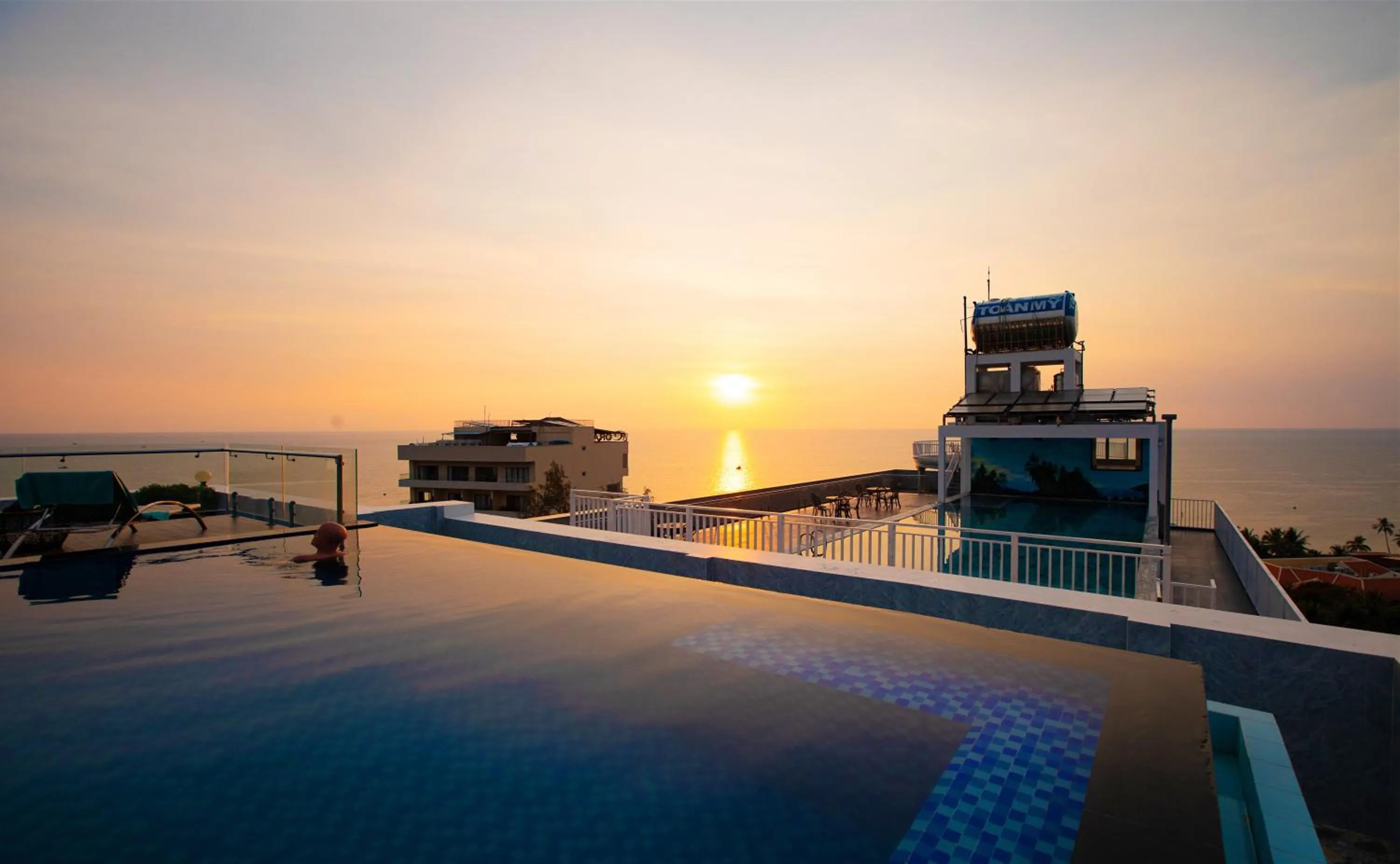 Sunset in NIGHT SEA HOTEL