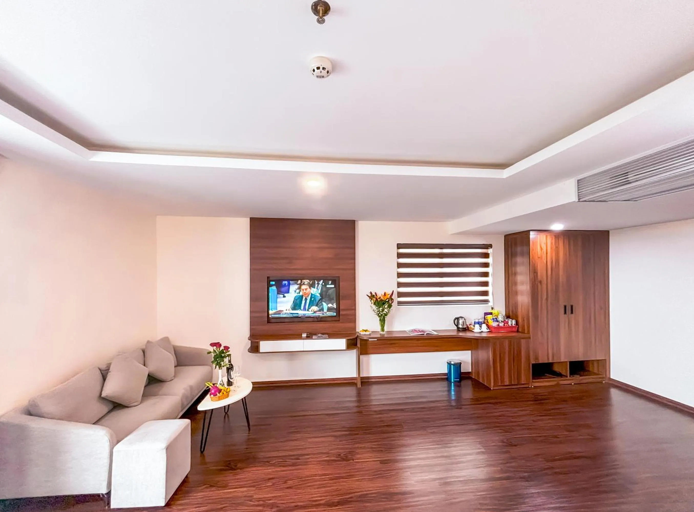 Communal lounge/ TV room in NIGHT SEA HOTEL