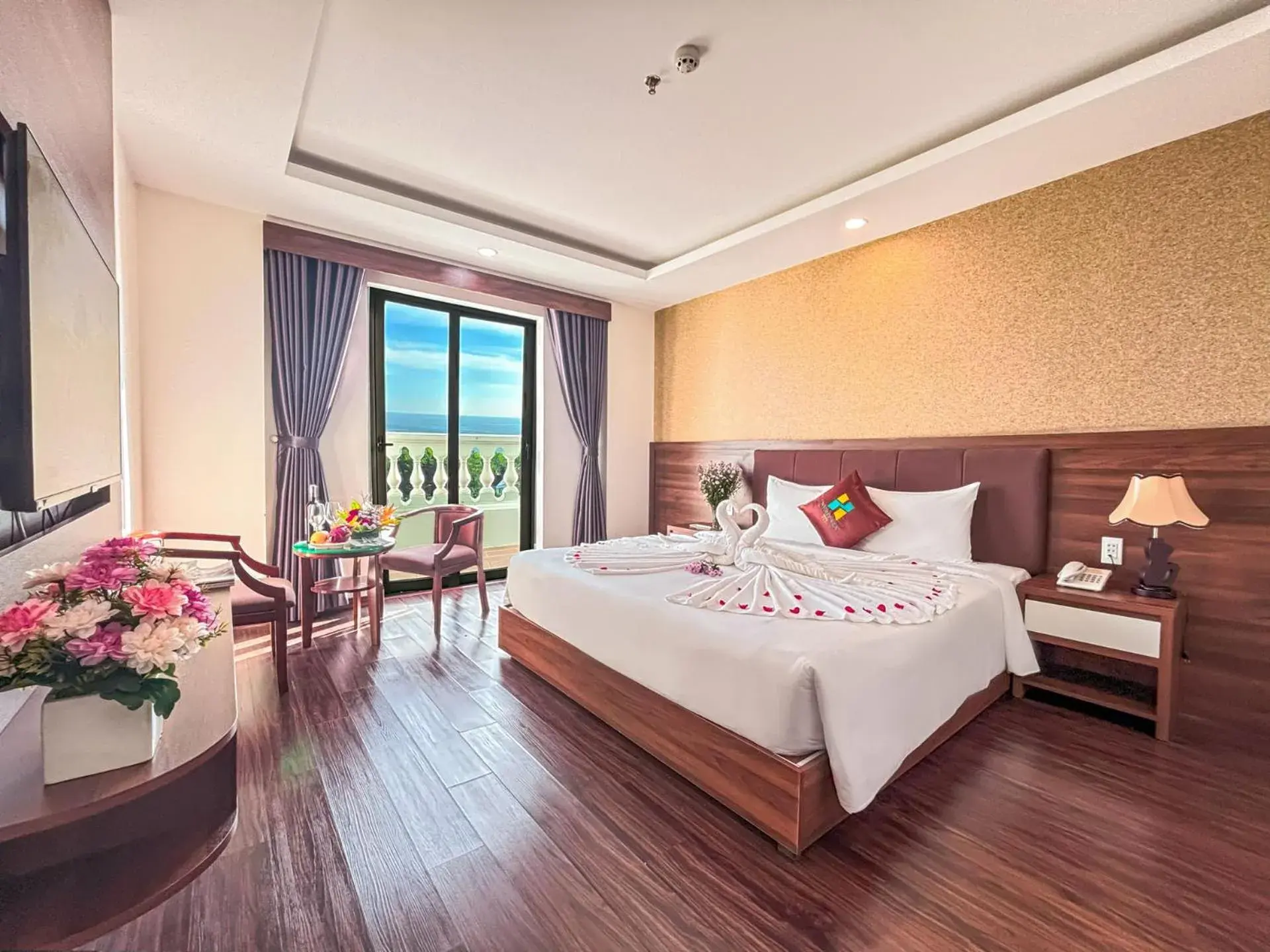 Communal lounge/ TV room, Bed in NIGHT SEA HOTEL Communal lounge/ TV room, Bed in NIGHT SEA HOTEL