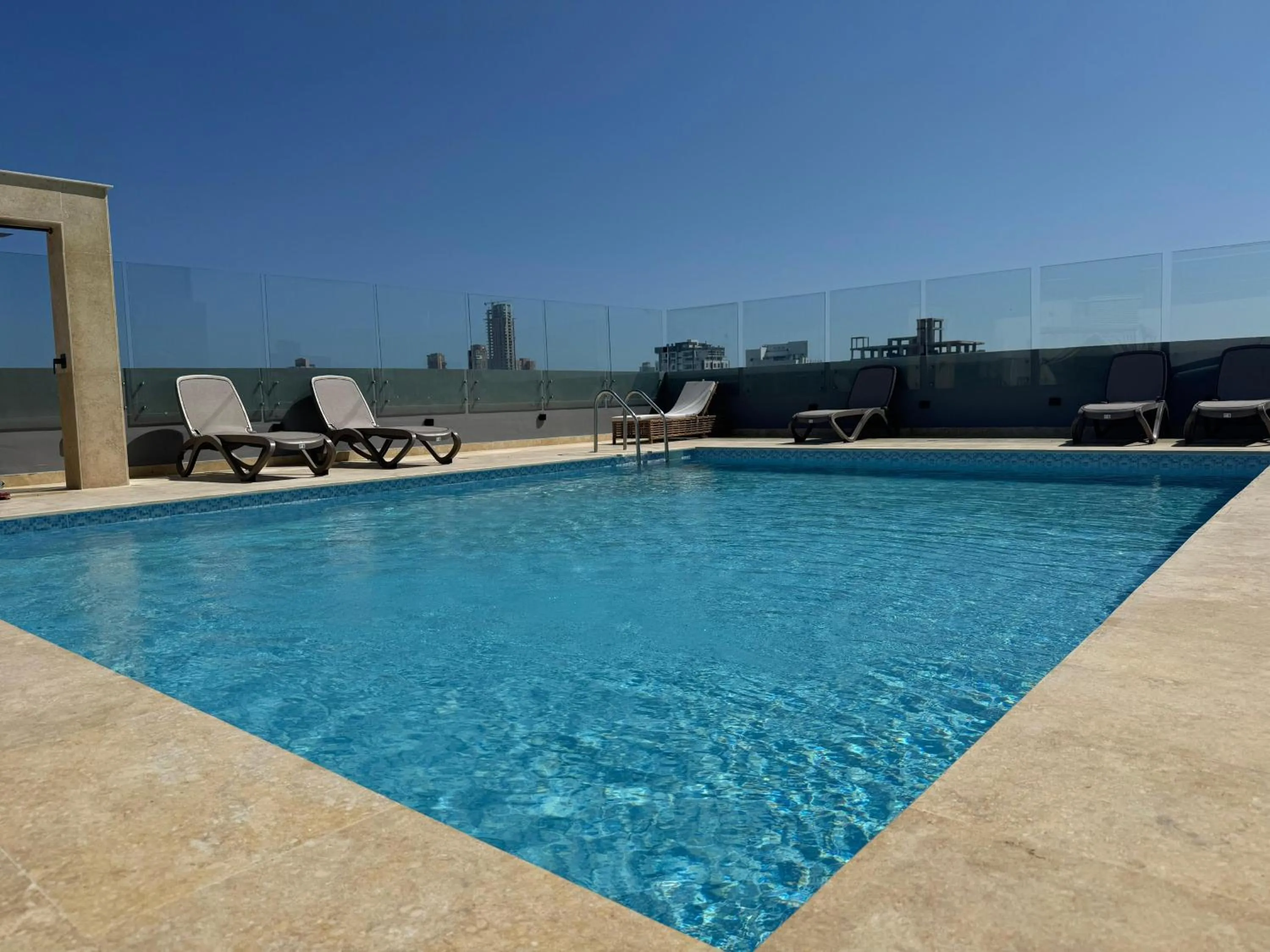 Swimming pool in Radisson Diamond Barranquilla
