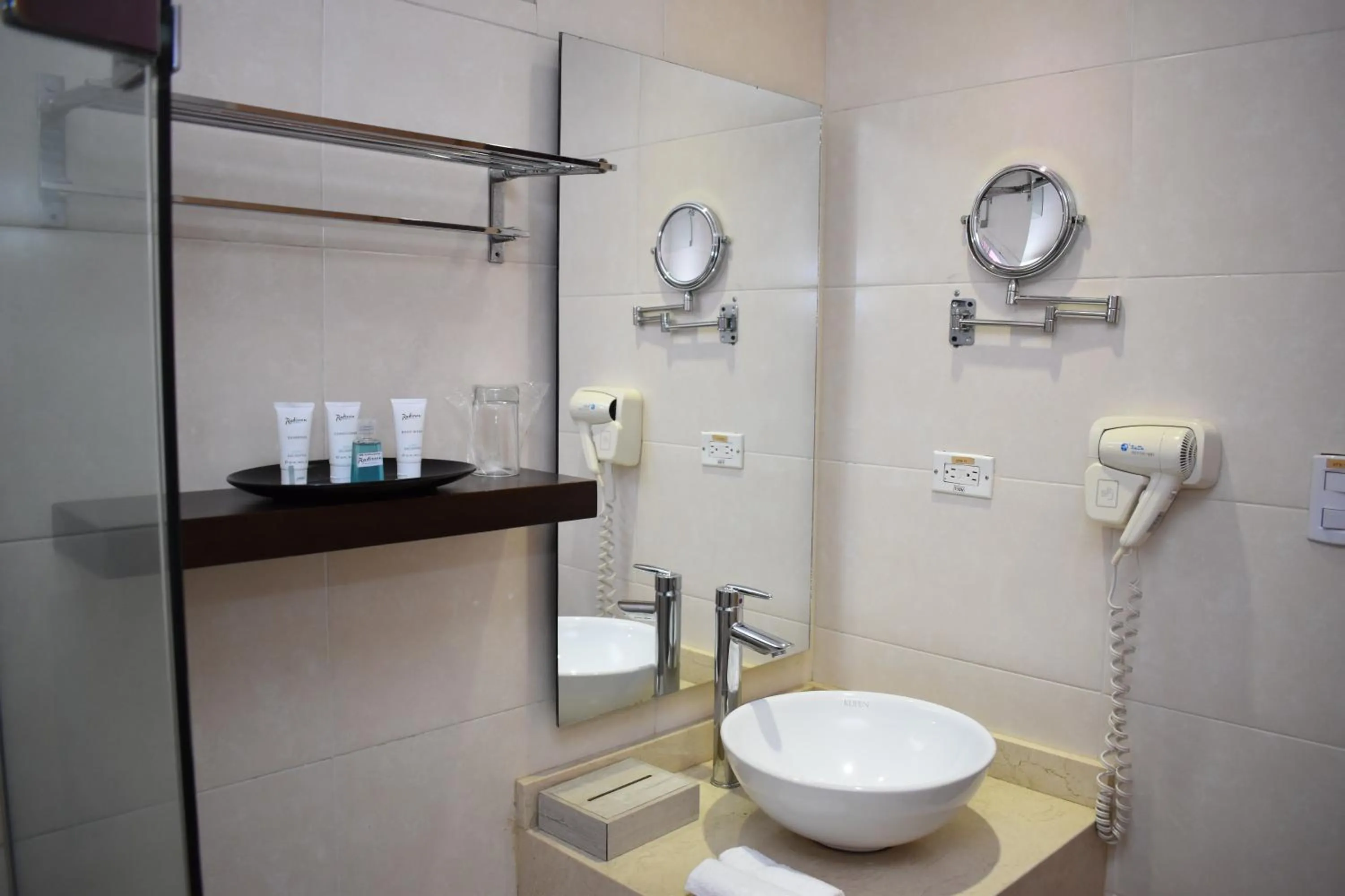 Bathroom in Radisson Diamond Barranquilla
