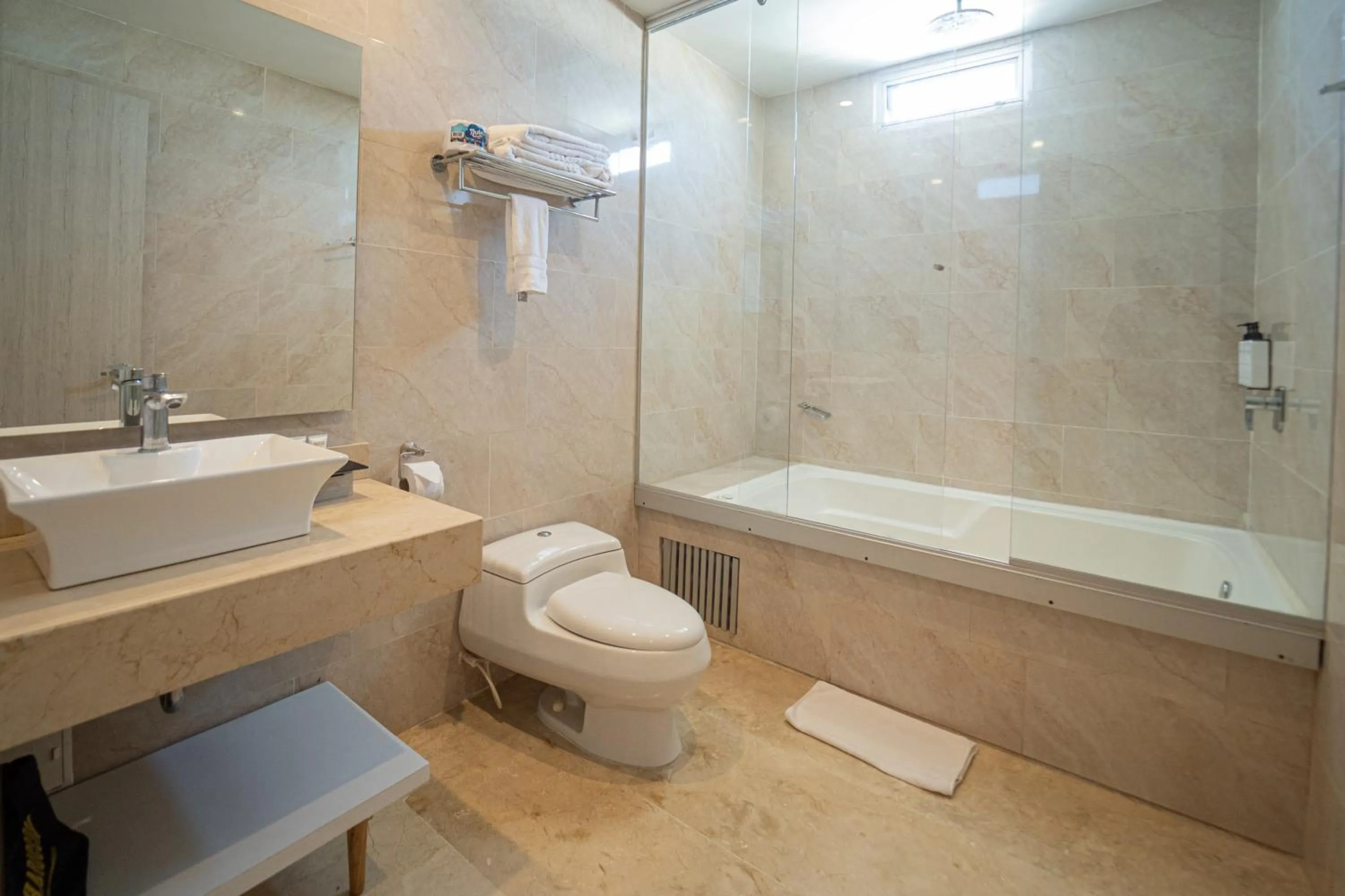 Bath in Radisson Diamond Barranquilla