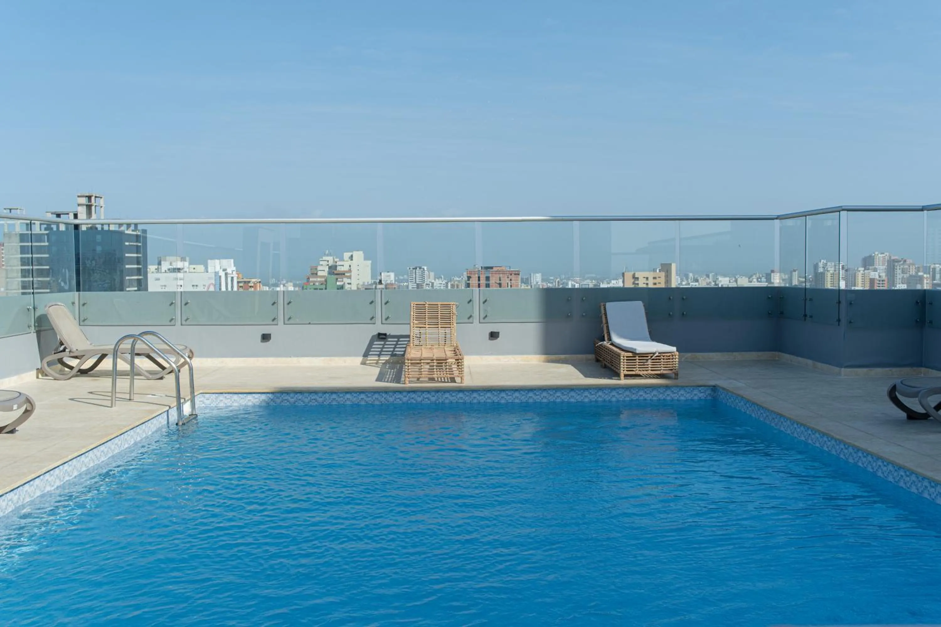 Swimming pool in Radisson Diamond Barranquilla
