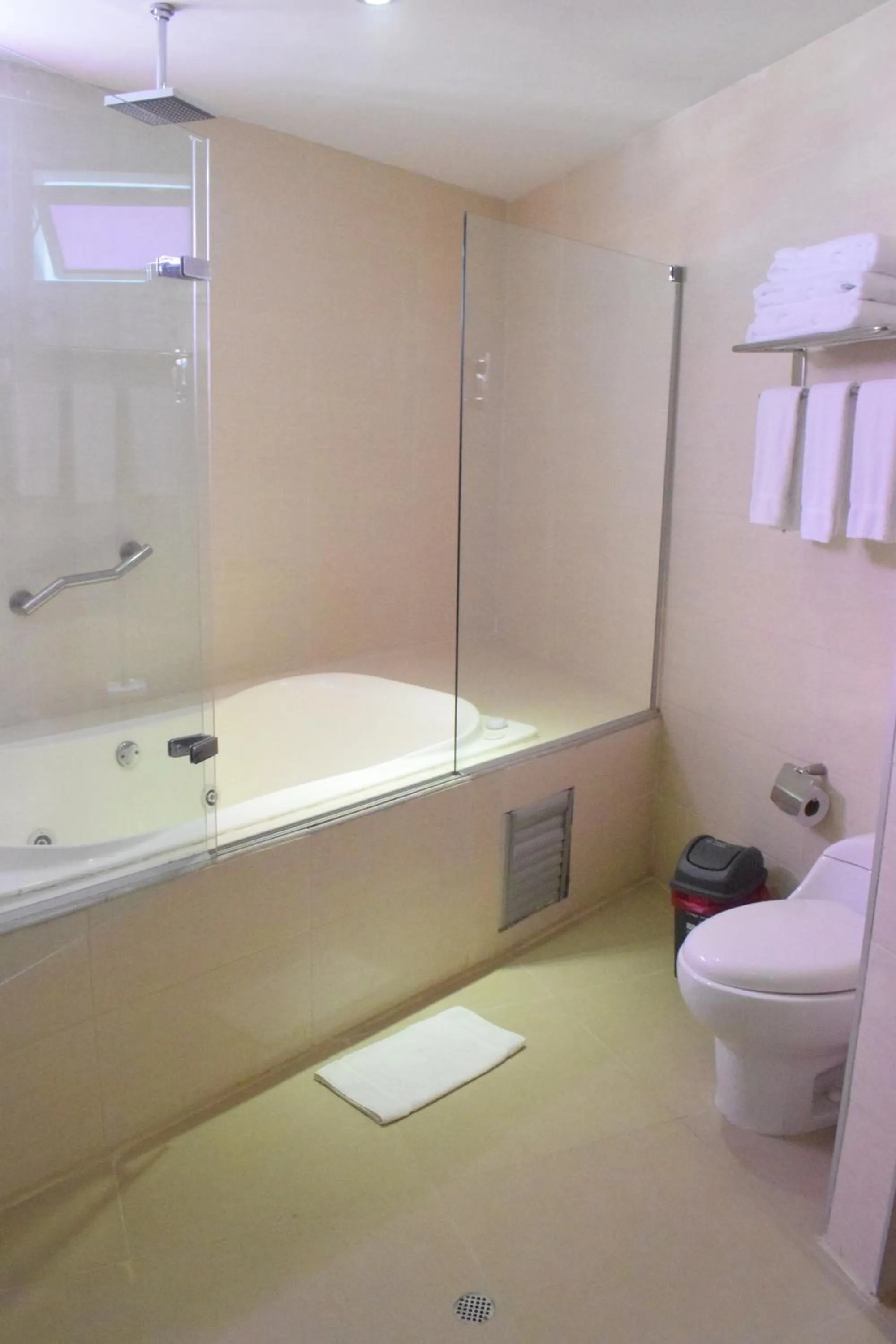 Bathroom in Radisson Diamond Barranquilla