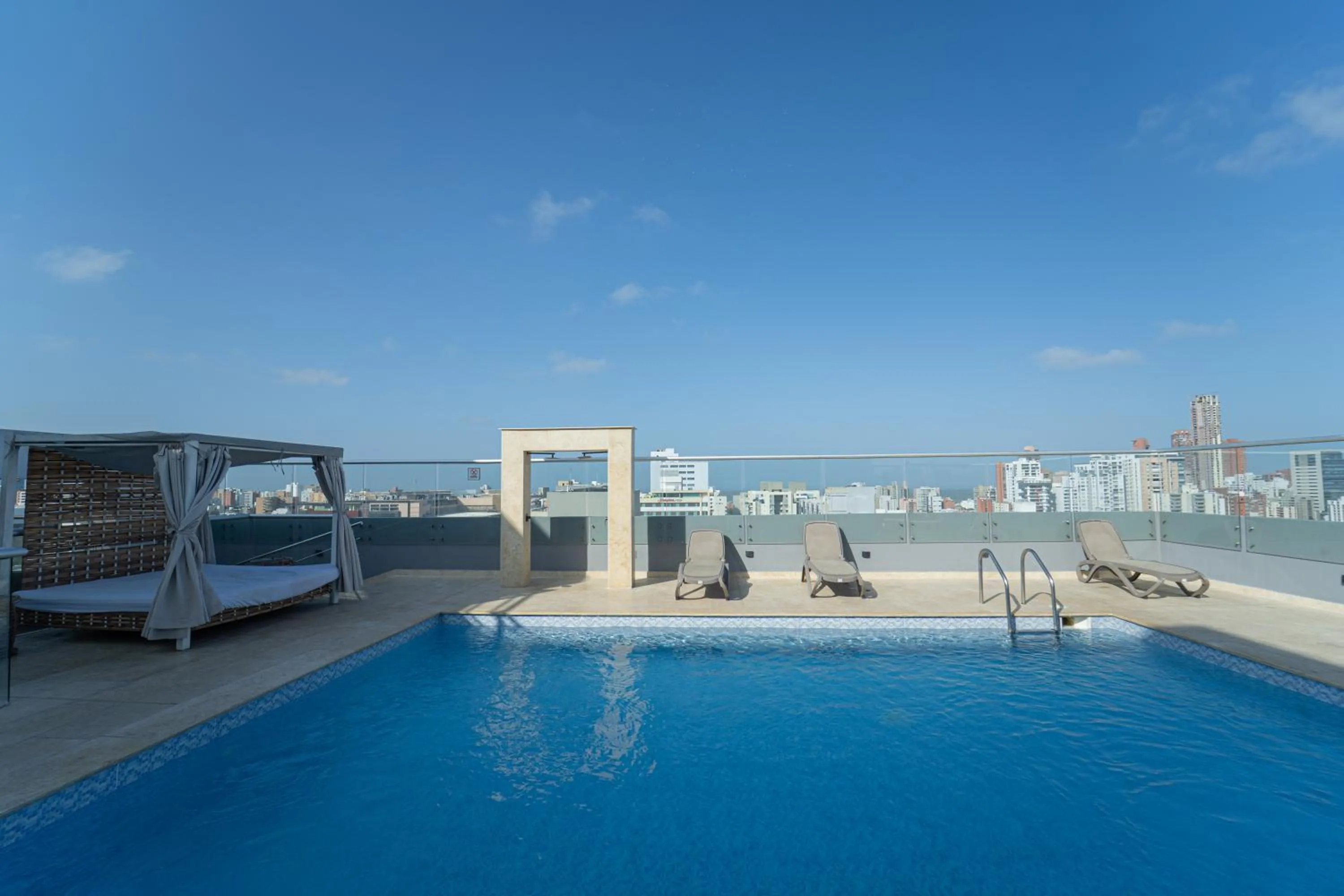 Swimming pool in Radisson Diamond Barranquilla