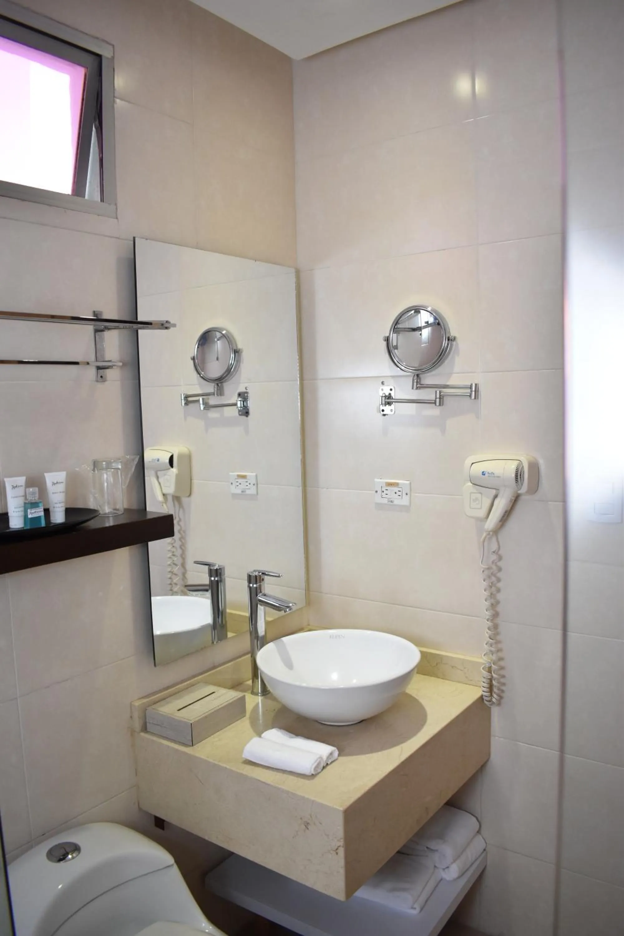 Bathroom in Radisson Diamond Barranquilla