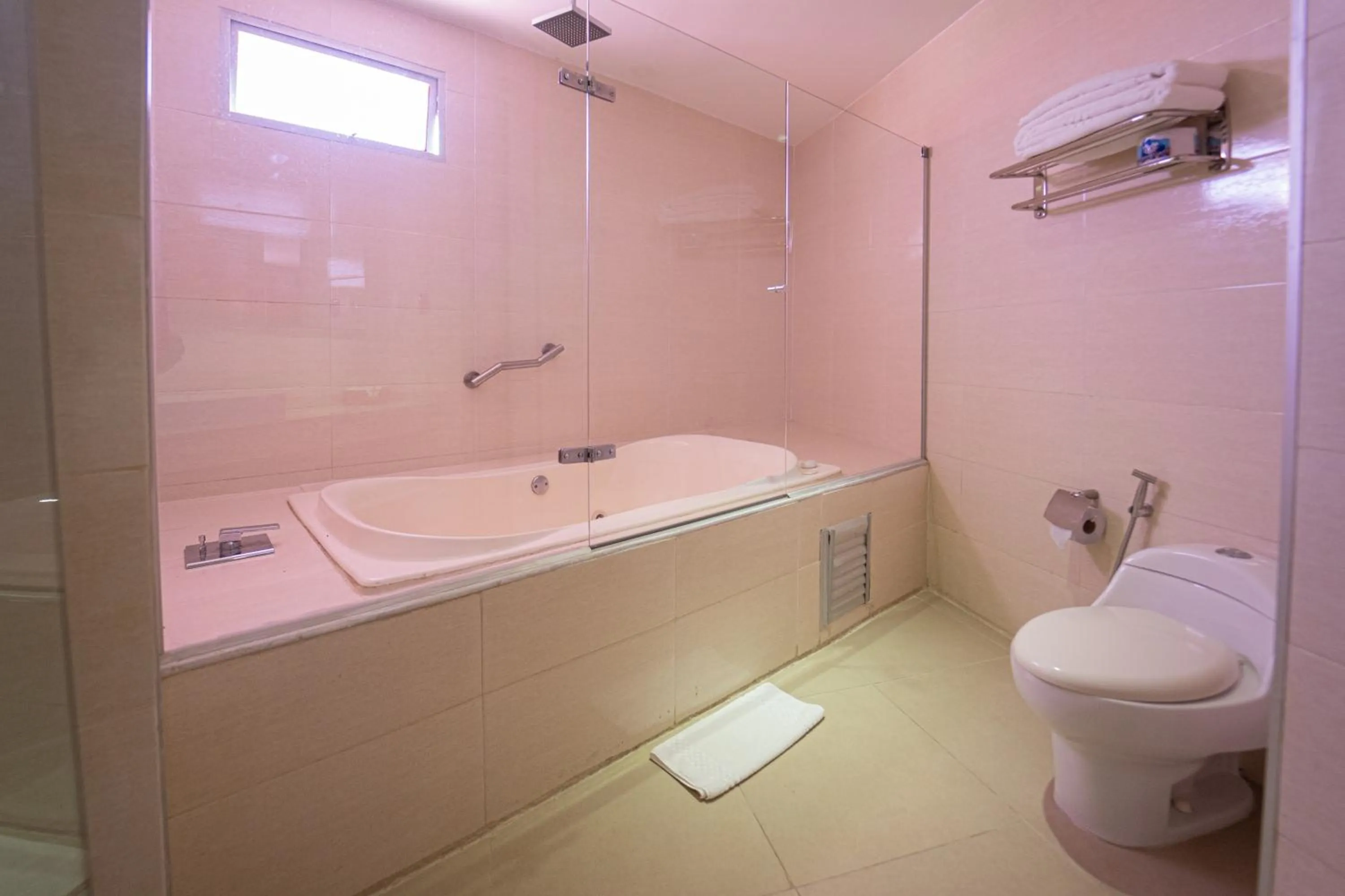 Bathroom in Radisson Diamond Barranquilla