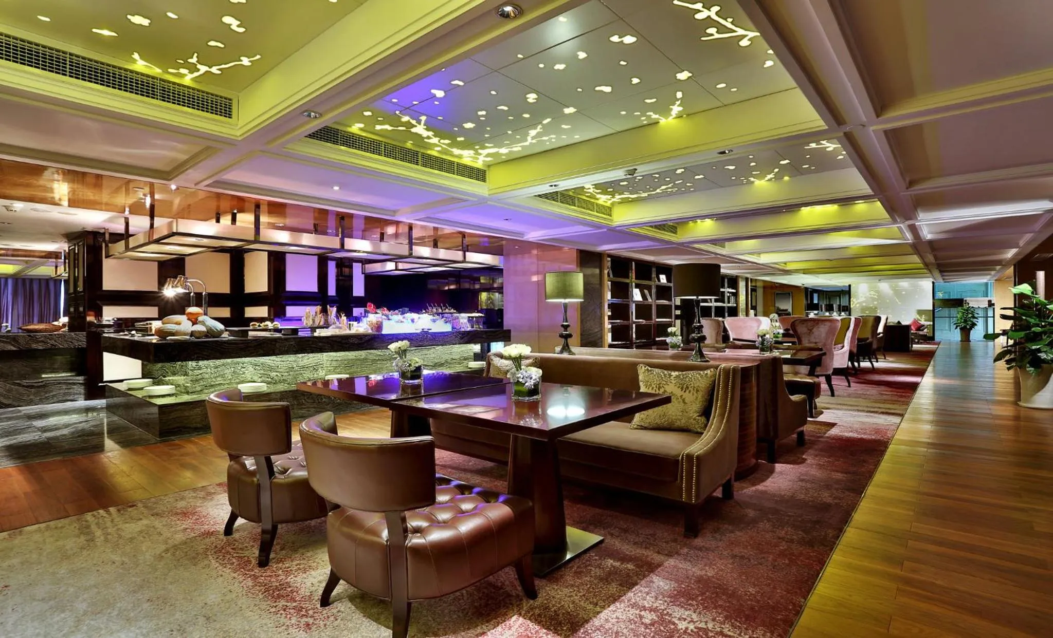 Lounge or bar in Crowne Plaza Chengdu West by IHG
