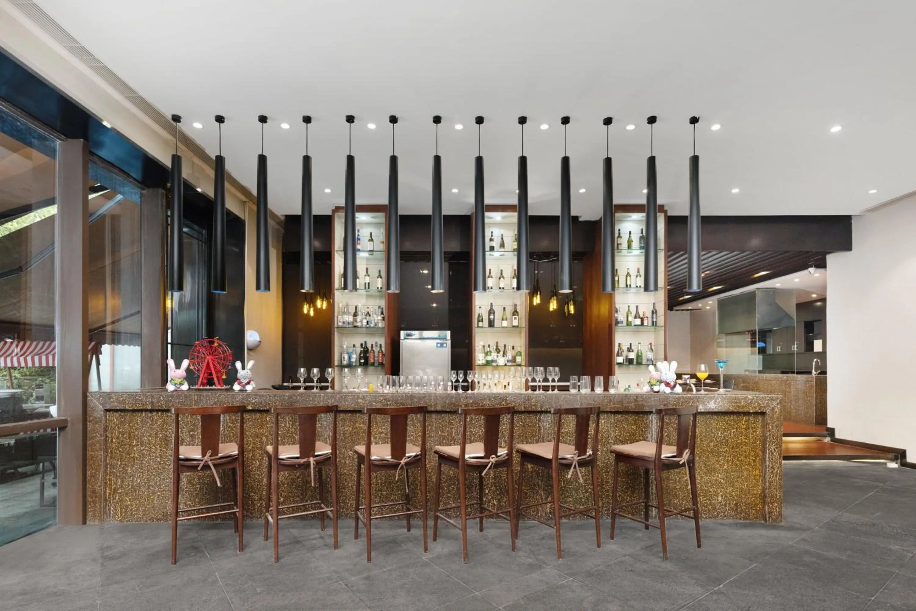 Lounge or bar in Crowne Plaza Chengdu West by IHG