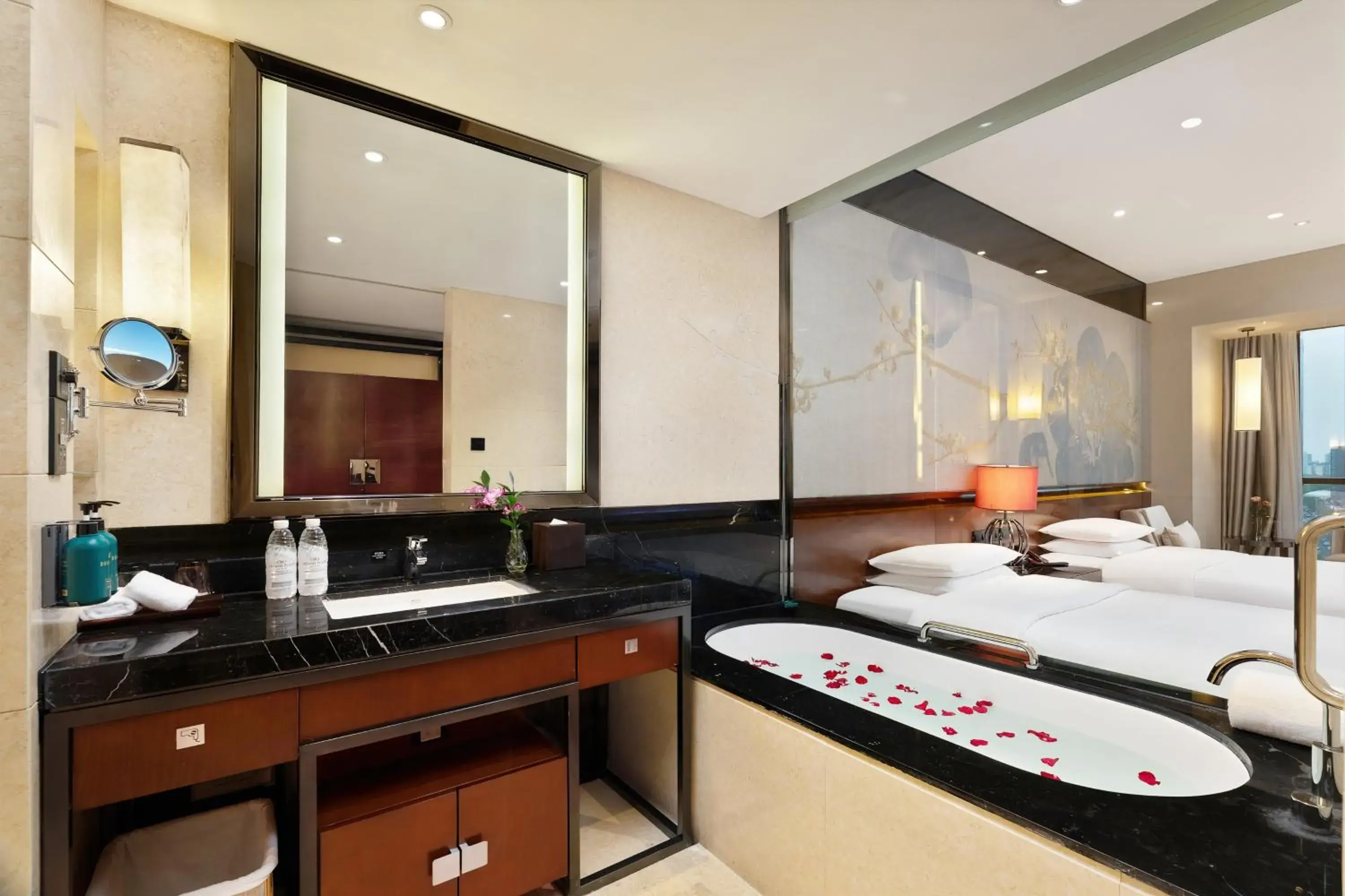 Bed in Crowne Plaza Chengdu West by IHG Bed in Crowne Plaza Chengdu West by IHG
