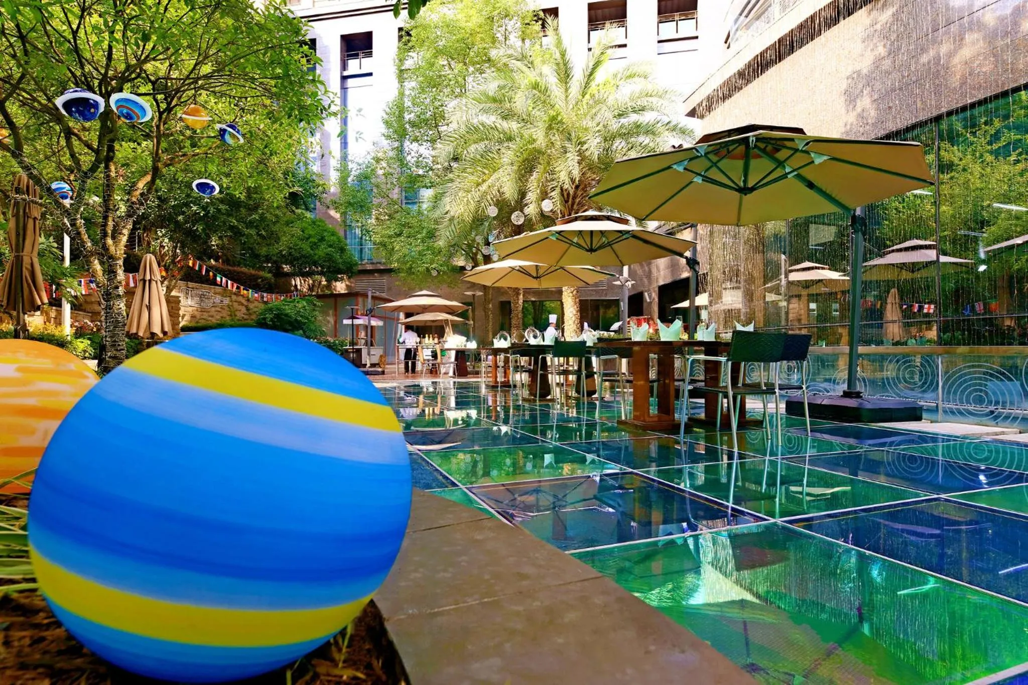 Lounge or bar in Crowne Plaza Chengdu West by IHG